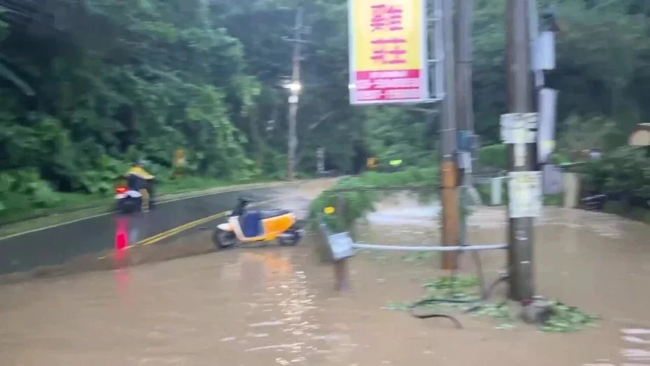 新竹山區午後暴雨，21歲女大生連人帶車遭大水沖倒，頭卡護欄重創，送醫不治。（新竹縣消防局提供）