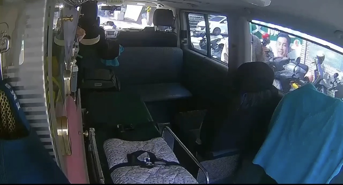 救護車內監視器完整錄下，救護員與民眾爭執過程。（讀者提供）