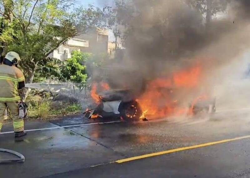 駕駛車內噴芳香劑，又在密閉車裡點菸，造成火燒車，烈焰迅速燃燒，濃煙密佈。（警方提供）
