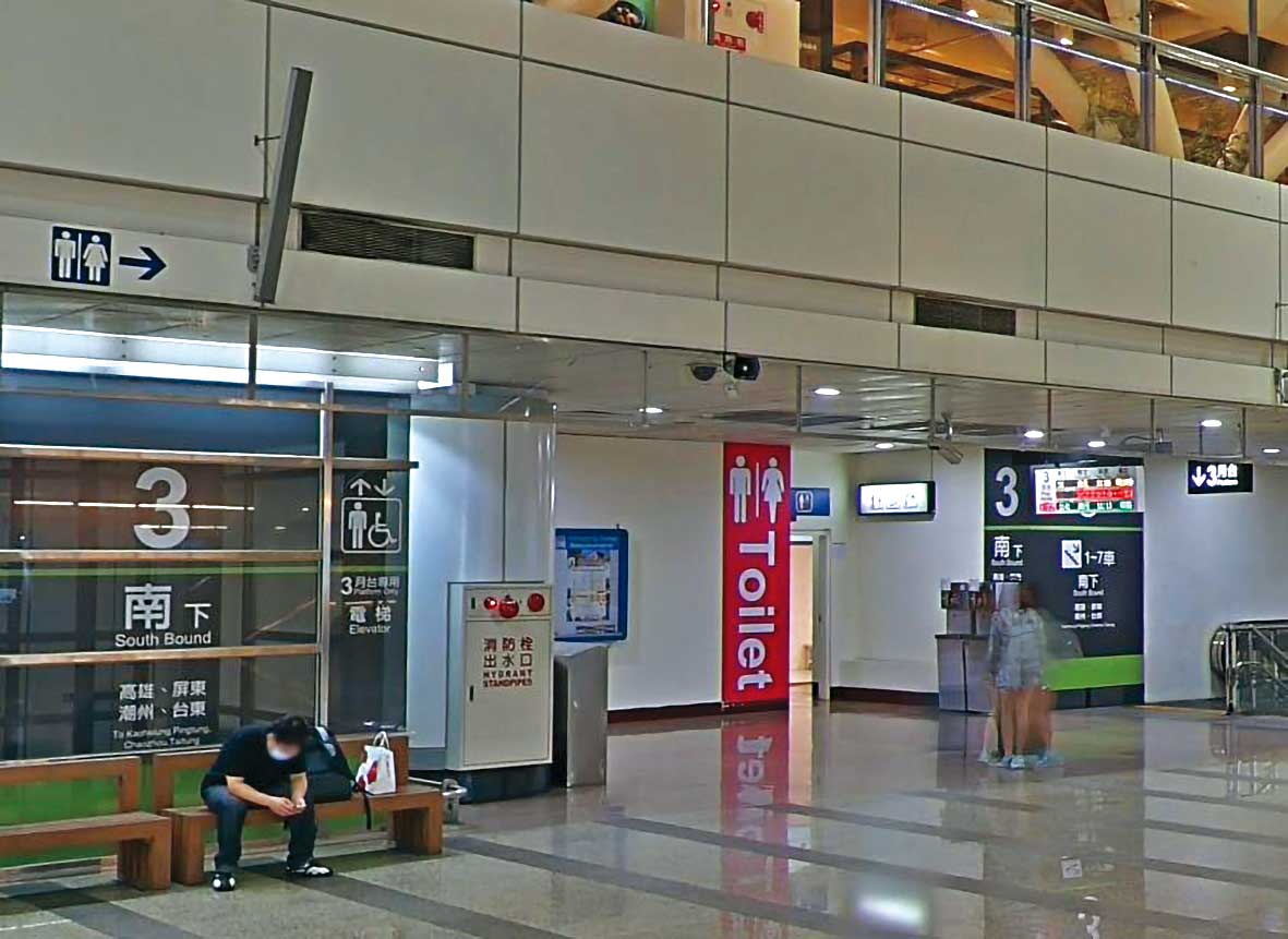盧嫌躲進台鐵新左營車站女廁偷拍遭法院判刑。（翻攝Google Maps）