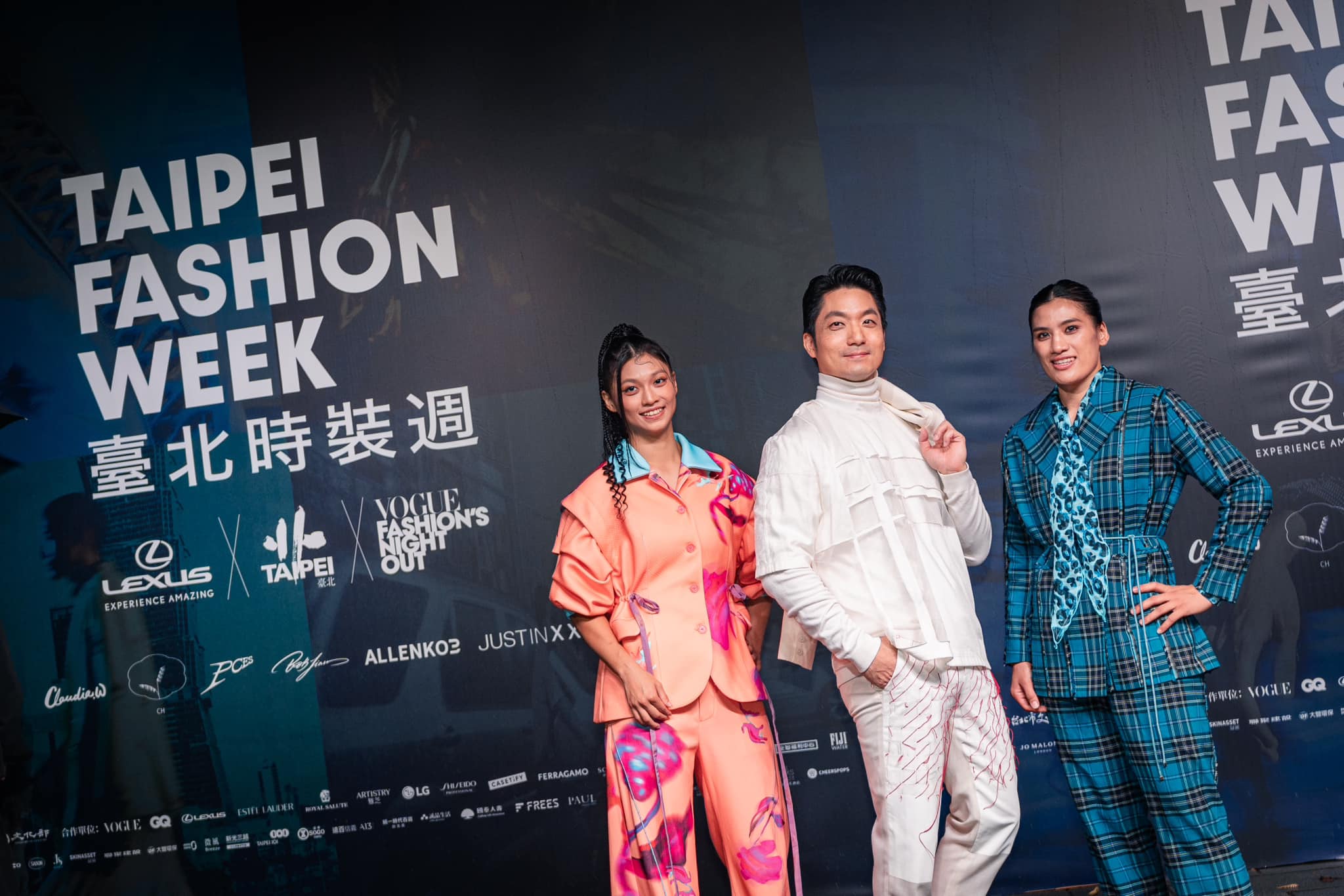台北市長蔣萬安（中）20日出席「台北時裝週閉幕跨界時尚秀」，奧運英雄吳詩儀（左）、陳念琴（右）也盛裝參與。（翻攝自蔣萬安臉書）