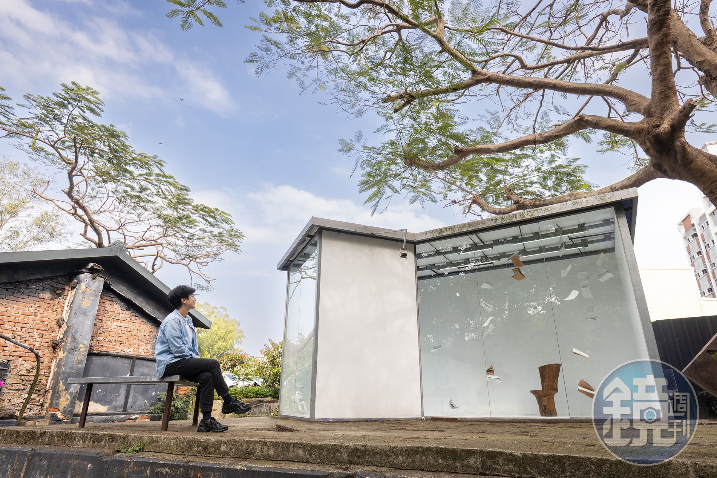 「Frontier邊境黑白切咖啡」最大特色是在庭院樹下打造了一間玻璃屋藝廊,為藝術家提供無償的展示空間。