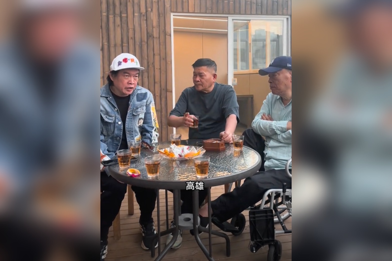 康康與澎恰恰直播賣畫。（翻攝自澎恰恰抖音）