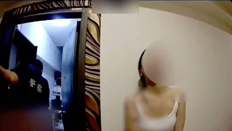 王姓女子上身赤裸闖進鄰居家裡，女警將她強制著裝後，她才發現跑錯地方。（警方提供）