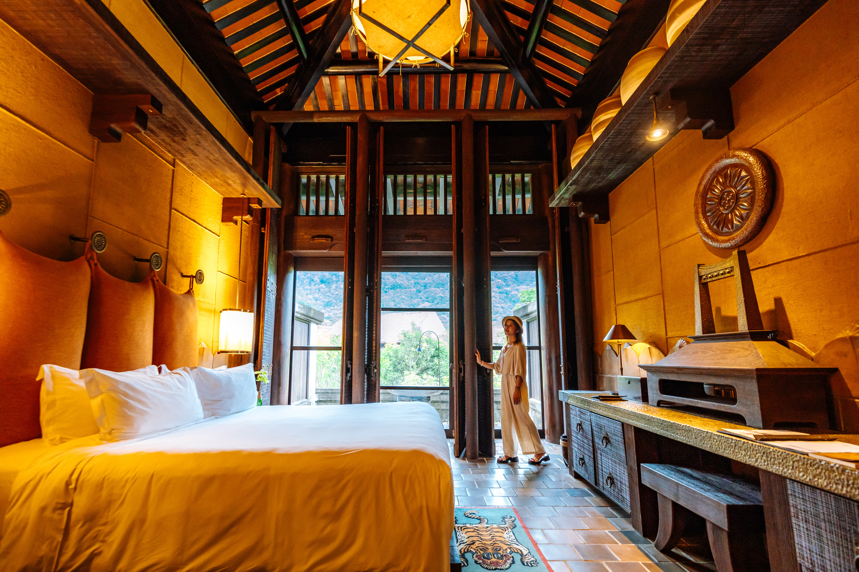 我入住的「豪華大床房」約有12坪大，打開厚實的木門便能飽覽山林。