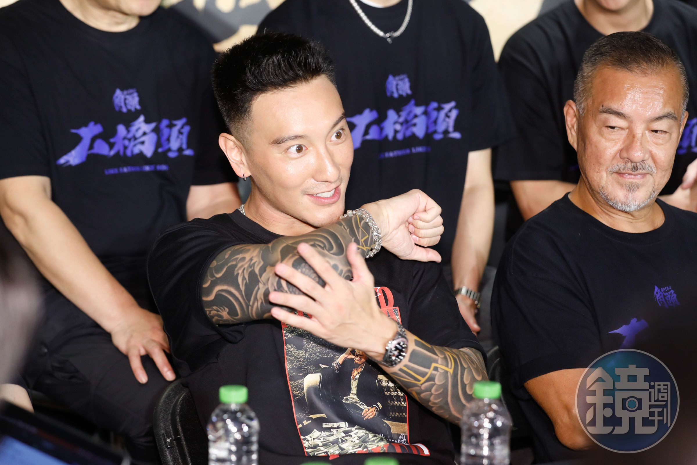 王陽明躲過鄭人碩的肘擊，但汽車引擎蓋就被這樣敲凹了。