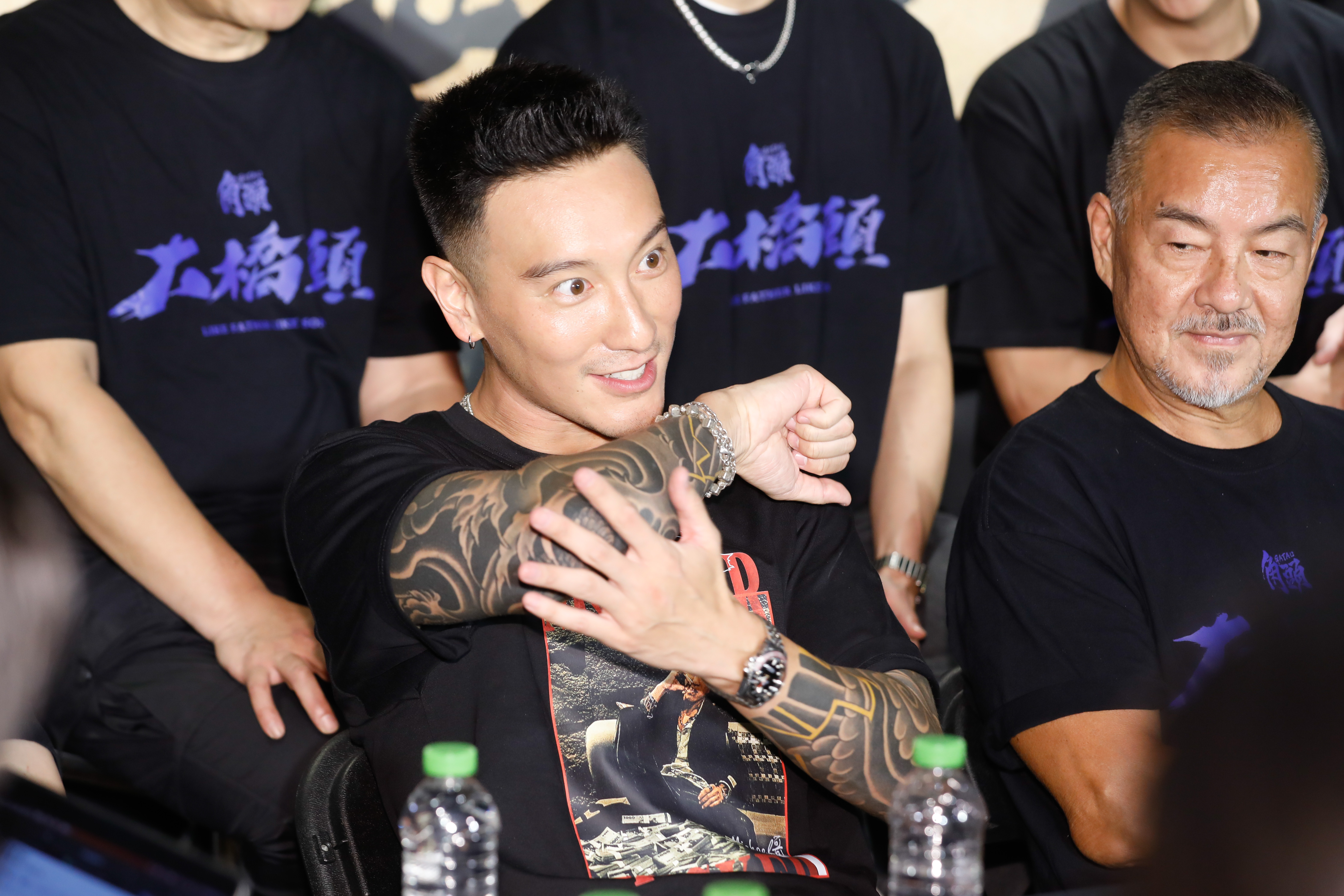 王陽明躲過鄭人碩的肘擊，但汽車引擎蓋就被這樣敲凹了。