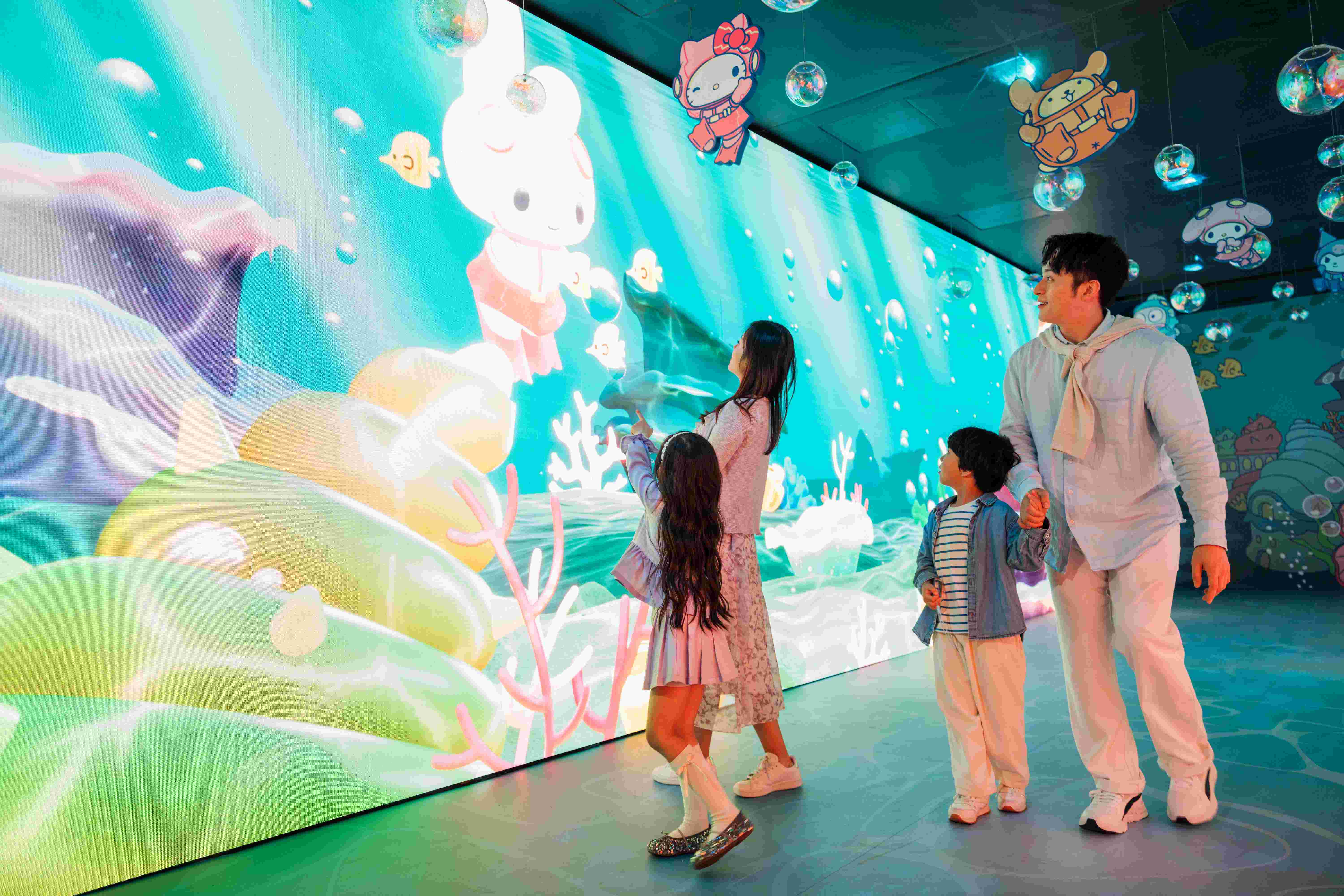 「深海夢幻探險Undersea Dream Adventure是香港海洋公園目前與 Sanrio 聯手推出的「蔚藍海洋之旅」重點項目，適合全家大小一起參與。（香港海洋公園提供）