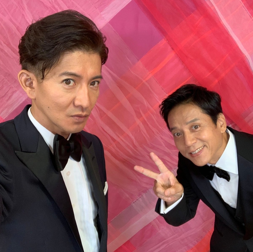勝村政信與木村拓哉從《HERO》到電影《假面飯店2：假面飯店：假面之夜》曾多次合作。（翻攝假面飯店 X）