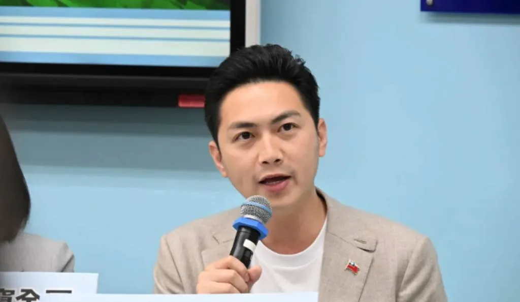 立委廖偉翔前偶像女友散發不實傳單。（本刊資料室）