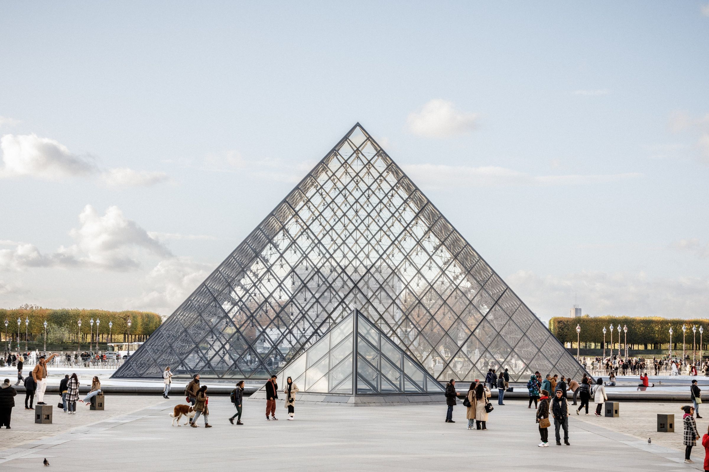 羅浮宮珍寶竊案,今逮捕新的4名犯嫌。(翻攝X@MuseeLouvre)