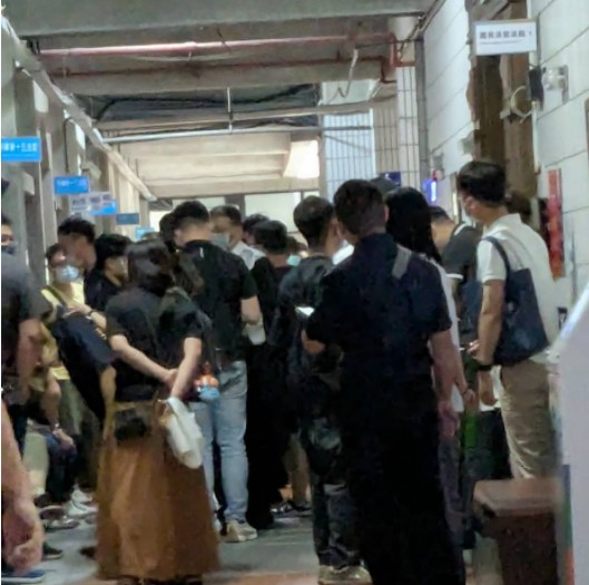 警員白單轉紅單圖利案被告人數眾多，改在大法庭審理。