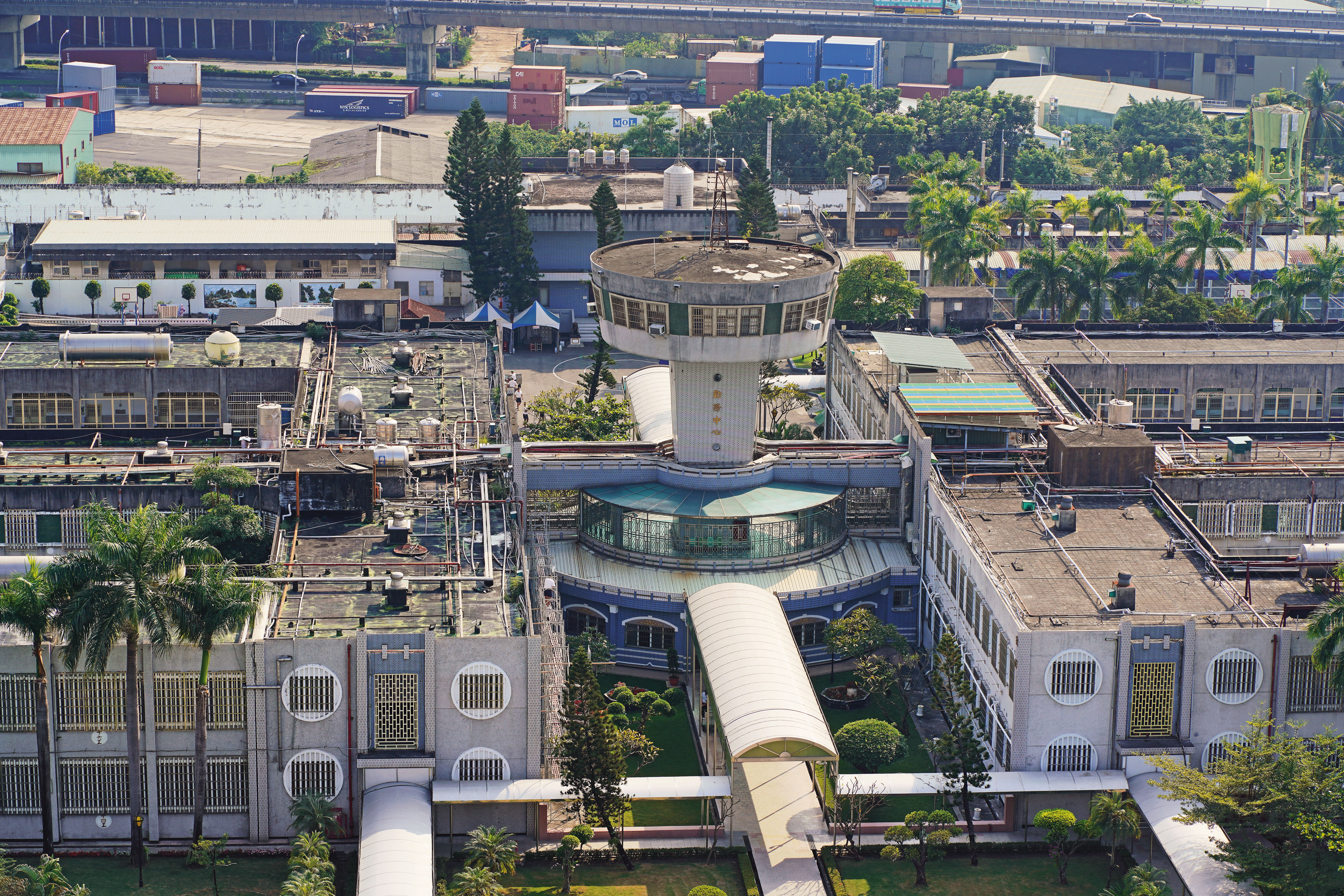 高雄監獄（圖）是性侵犯治療專區，卻爆發管理員性侵受刑人的醜聞。