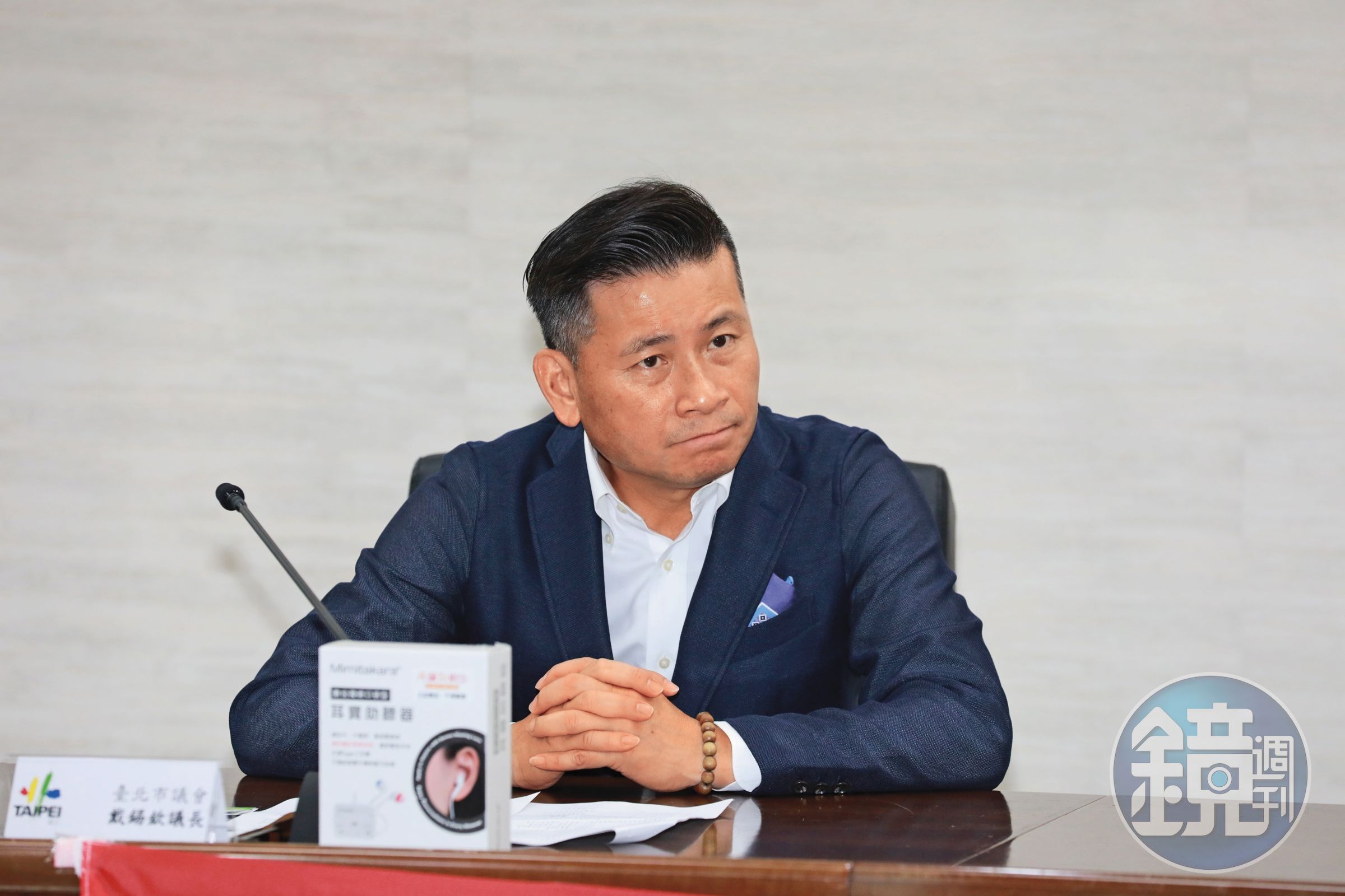小芬的鄰居向議長戴錫欽（圖）陳情，戴請辦公室主任出面協調。