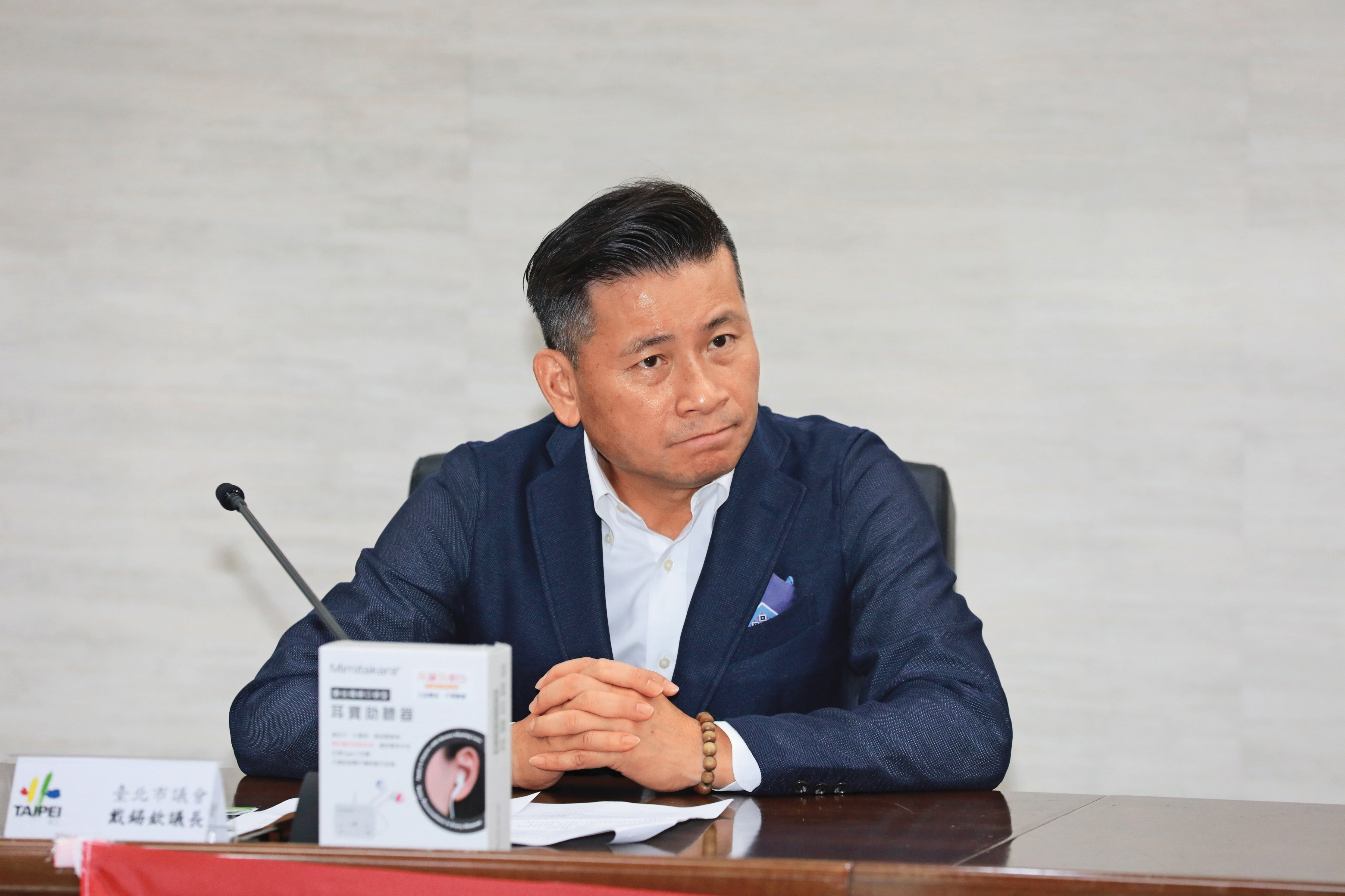 小芬的鄰居向議長戴錫欽(圖)陳情,戴請辦公室主任出面協調。