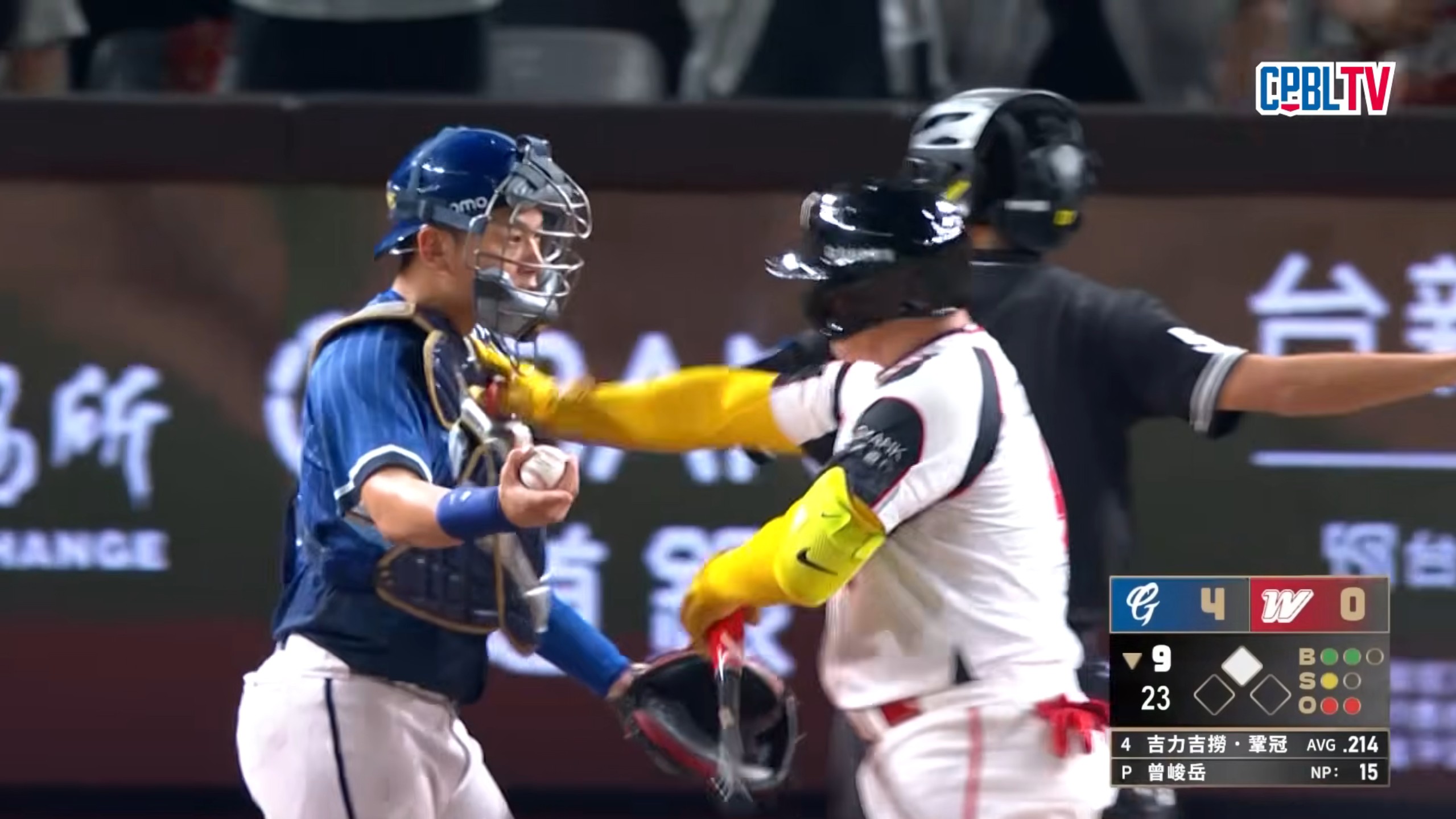 吉力吉撈．鞏冠（右）與戴培峰（左）起衝突。（翻攝CPBL YT）