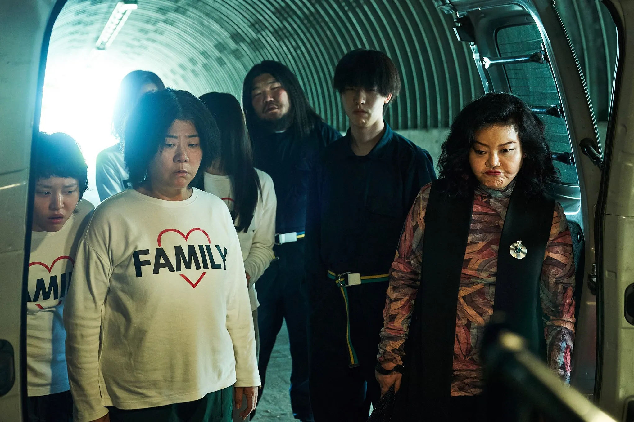 《寄生上流》女星李姃垠（左2）片中替遇害的家人討回公道，踏上完全失控的「殺人之旅」。（龍祥提供）