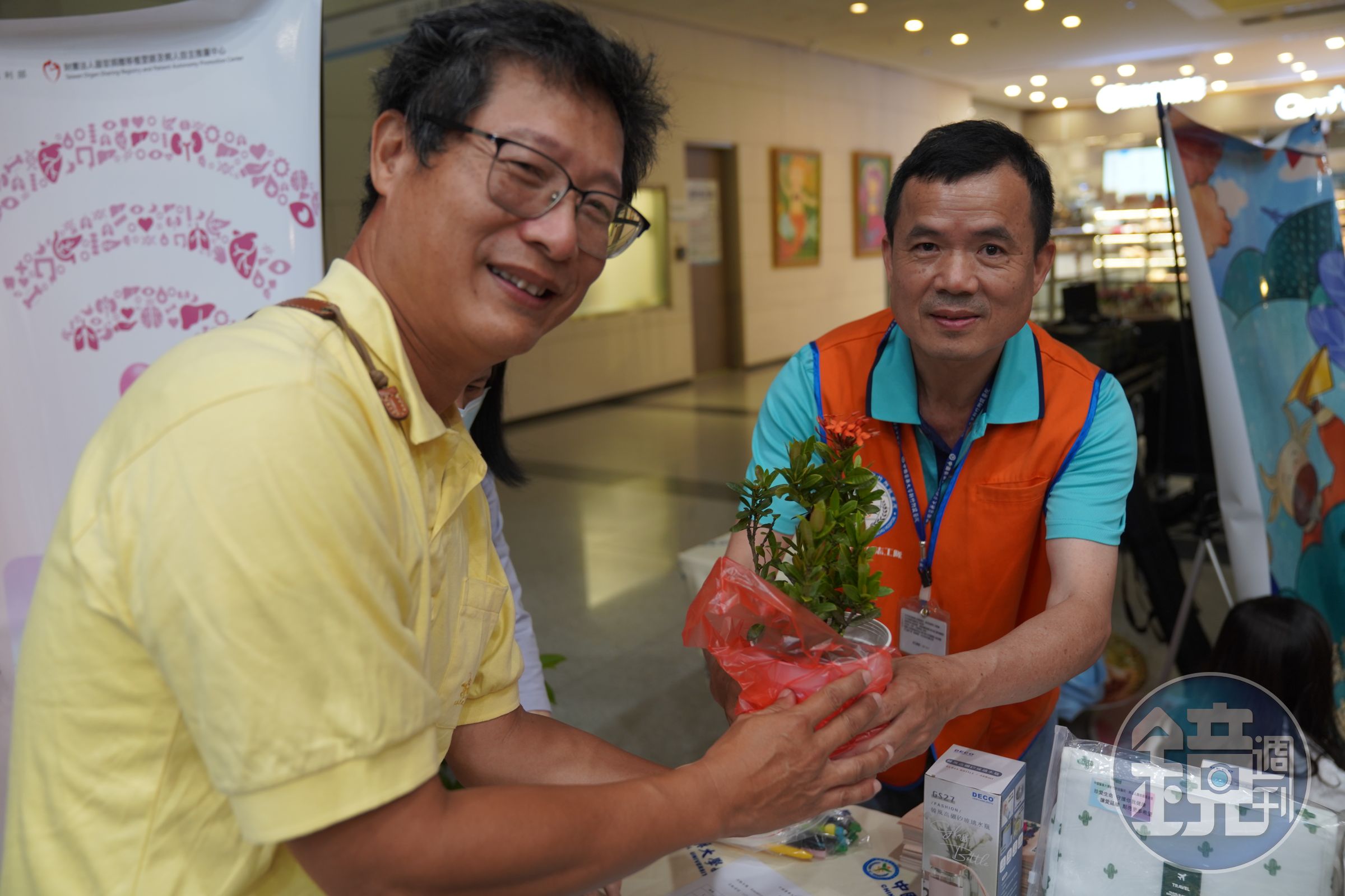 中醫大新竹附醫員工種下象徵生命延續的植栽。