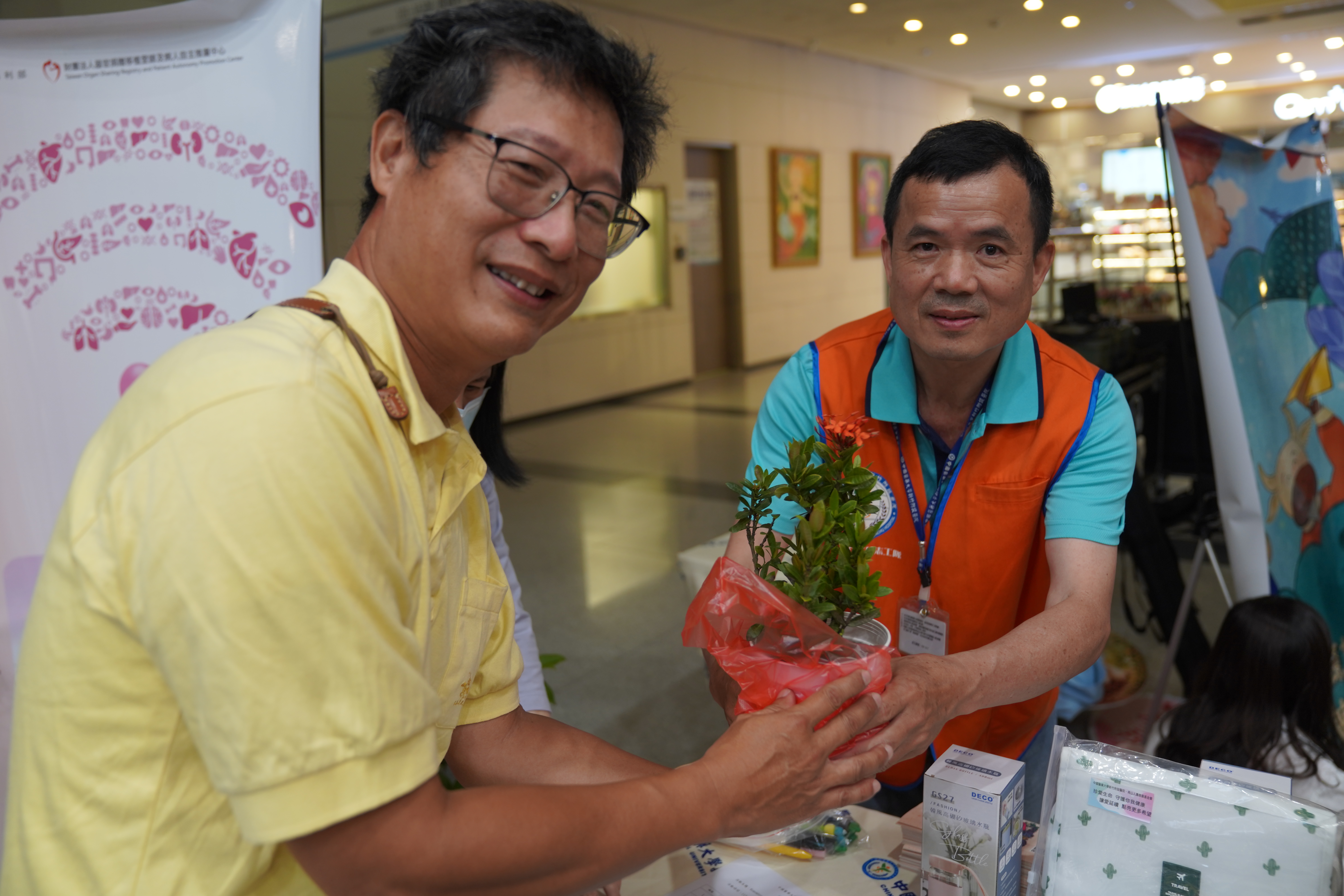 中醫大新竹附醫員工種下象徵生命延續的植栽。