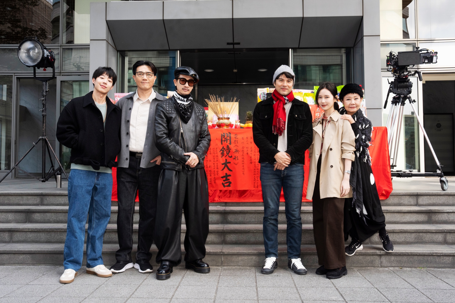 《無形》11日舉行開鏡儀式，除了男女主角鳳小岳與葉芷妤，包括呂雪鳳、Darren 邱凱偉、蔣偉文、黃信赫等演員皆全員到齊。（發起日影視提供）