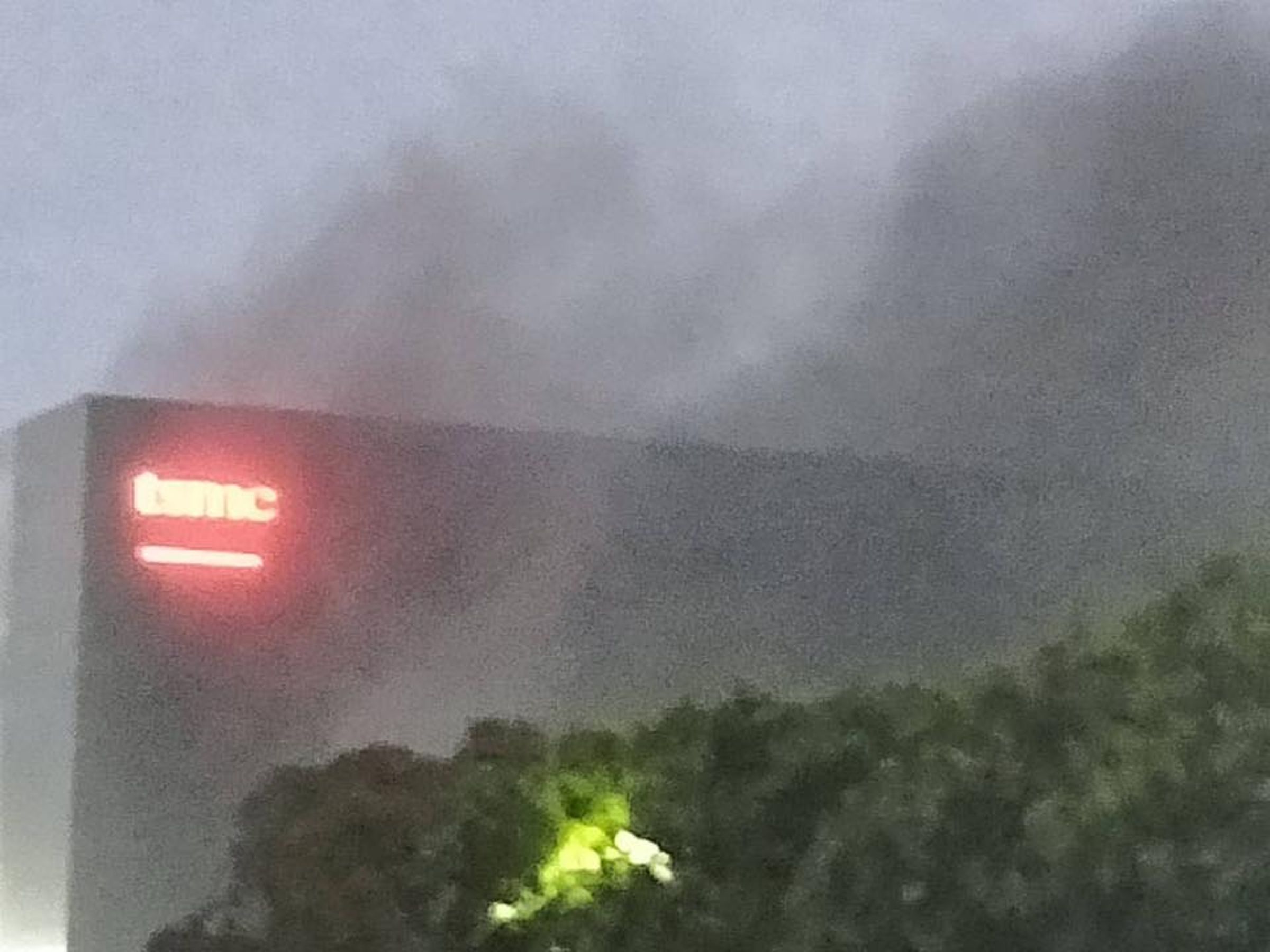 台積電楠梓廠附近晚間疑似傳出火警。（翻攝自白喬茵臉書）