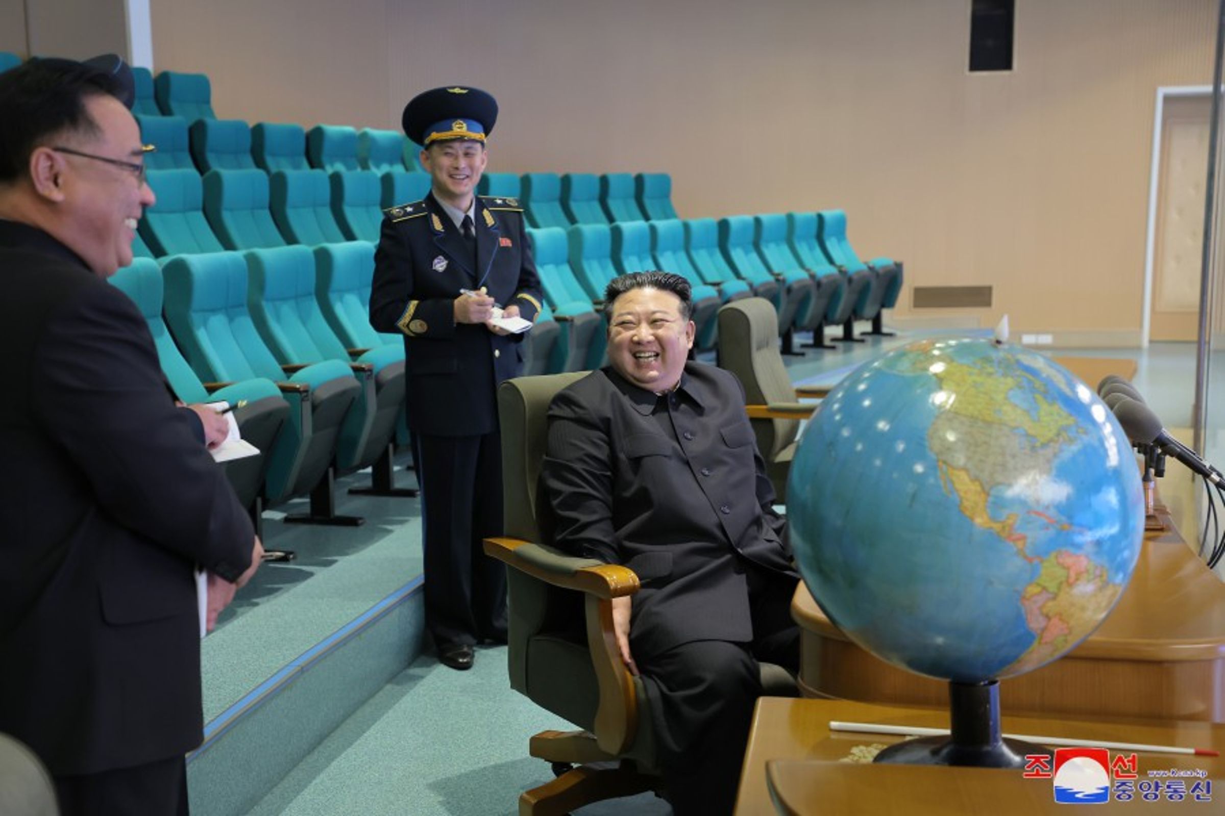金正恩今接獲偵察衛星運作的報告感到非常滿意,並給予相關單位高度的評價。(翻攝自朝中社)