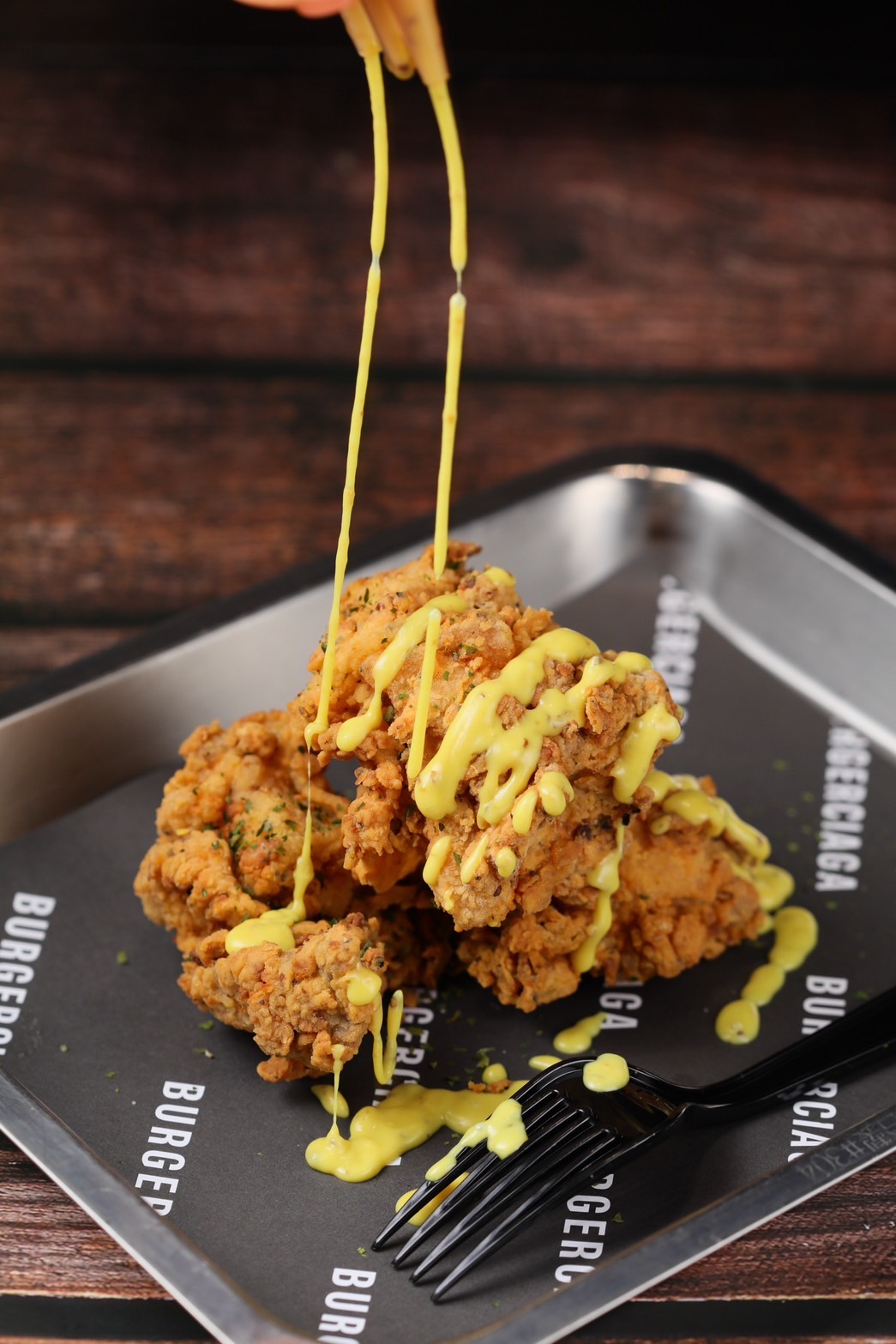 酥脆的「炸雞」淋上甜鹹交織的蜂蜜芥末醬就是畫龍點睛。(120元/份)