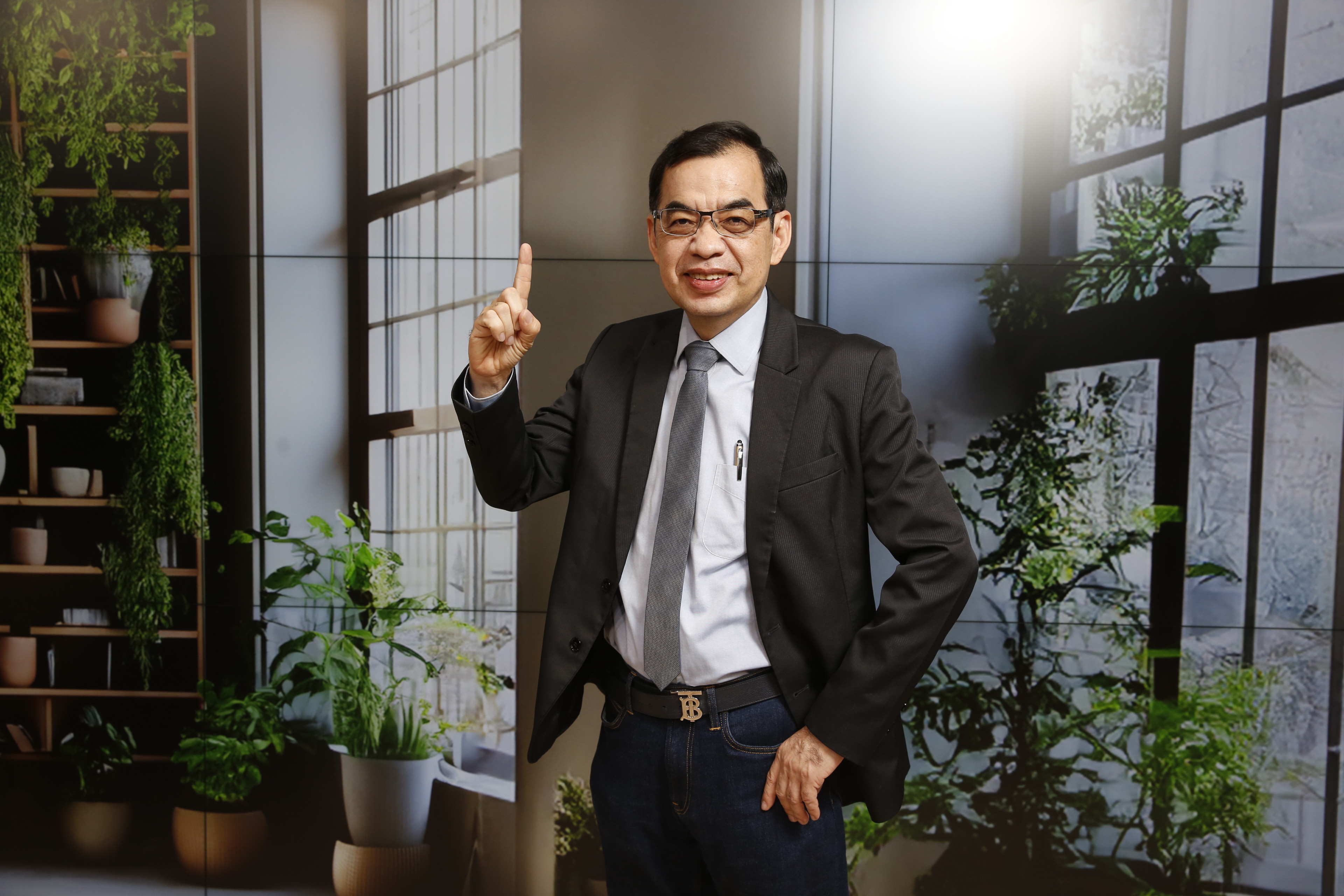 全球股市受關稅戰陰影籠罩，投資達人鄭廳宜說，先求穩再求好，未來一週是關鍵觀察期。