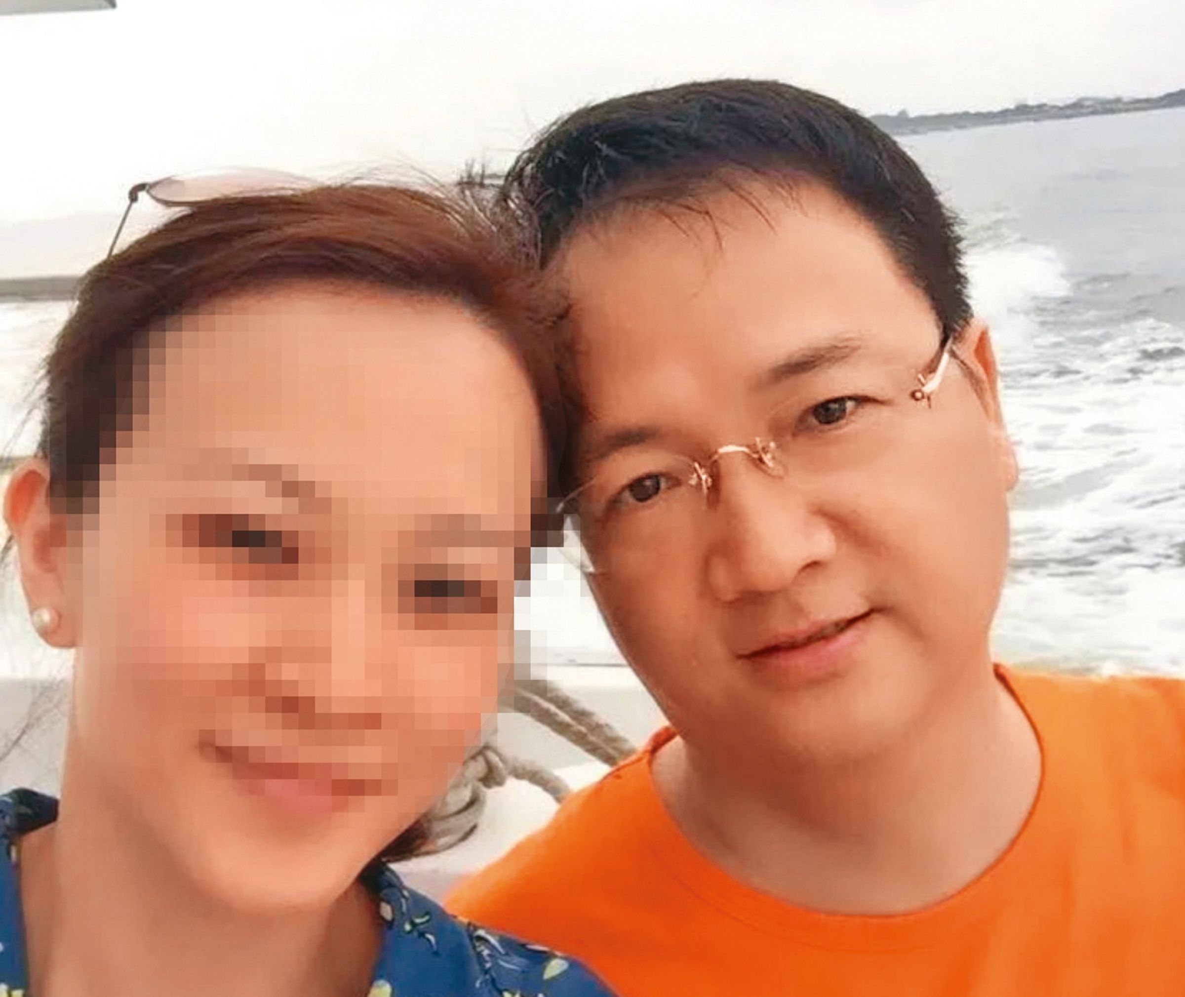 命理大師江柏樂（右）和小16歲的妻子雯雯（左）結婚多年，遭地產大亨王廣德爆料自己曾和雯雯有一段10年爺孫戀。（翻攝自江柏樂臉書）