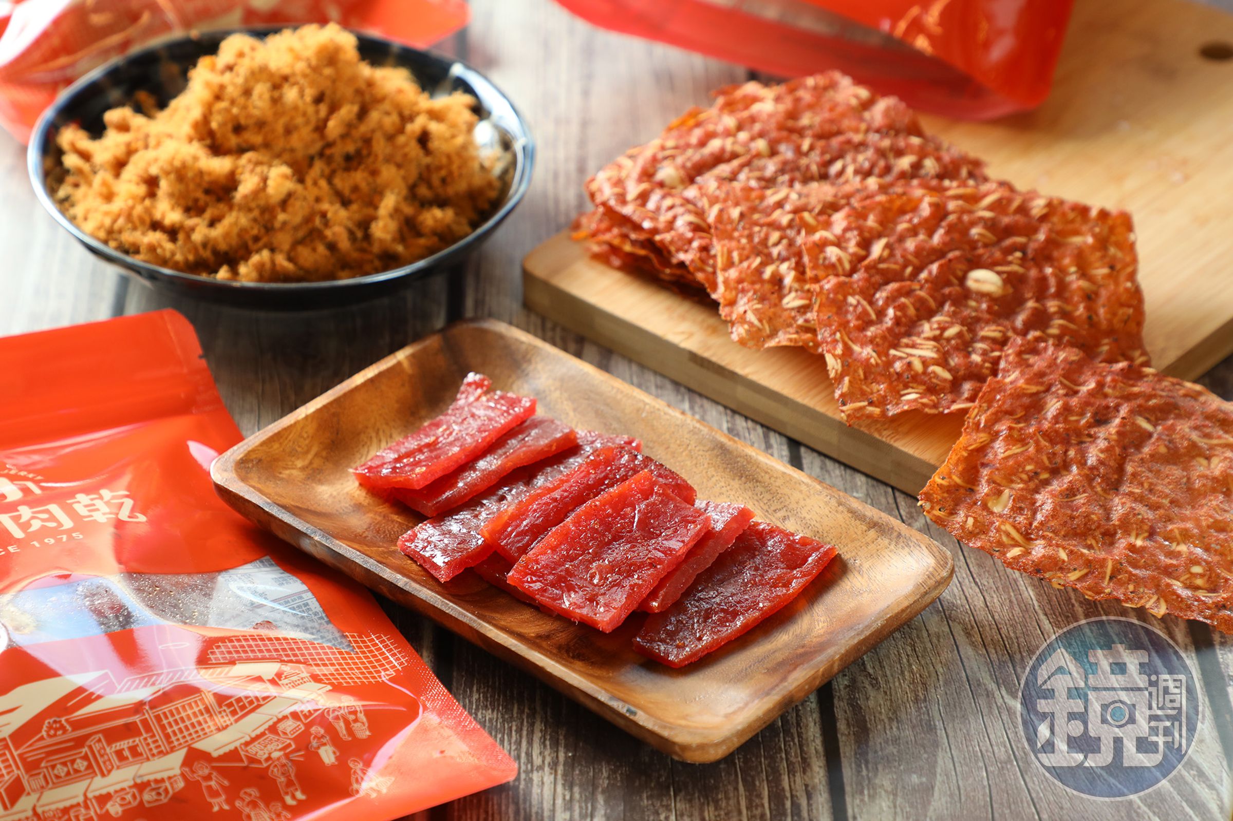 「原味豬肉乾」(中,420元/台斤)、「原味酥脆杏仁豬肉乾」(右上,120元/包)與「原味肉鬆」(左上,360元/台斤)是三哥肉乾最受歡迎的三大伴手禮。