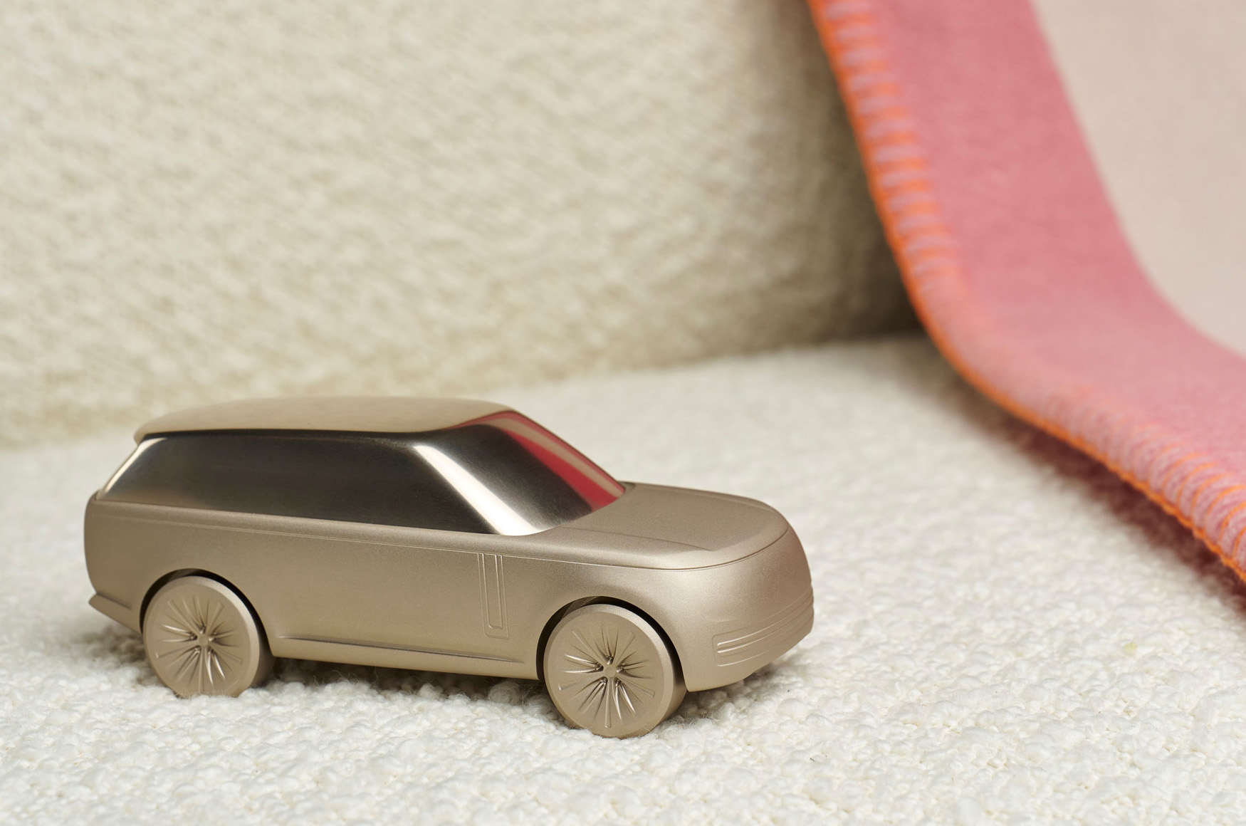 【鏡車焦點】從引擎蓋到衣櫃——Range Rover 正在主導你的時尚選擇！