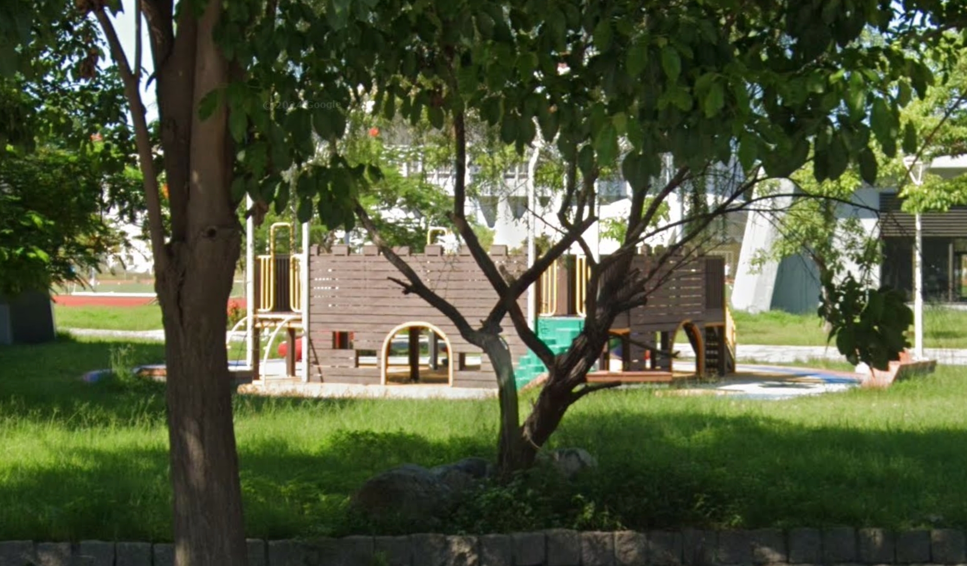 高雄鳳山體育館停車場的兒童遊樂區驚見2名長輩公然猥褻,法院近日判決出爐。(示意圖,翻攝自Google Maps)