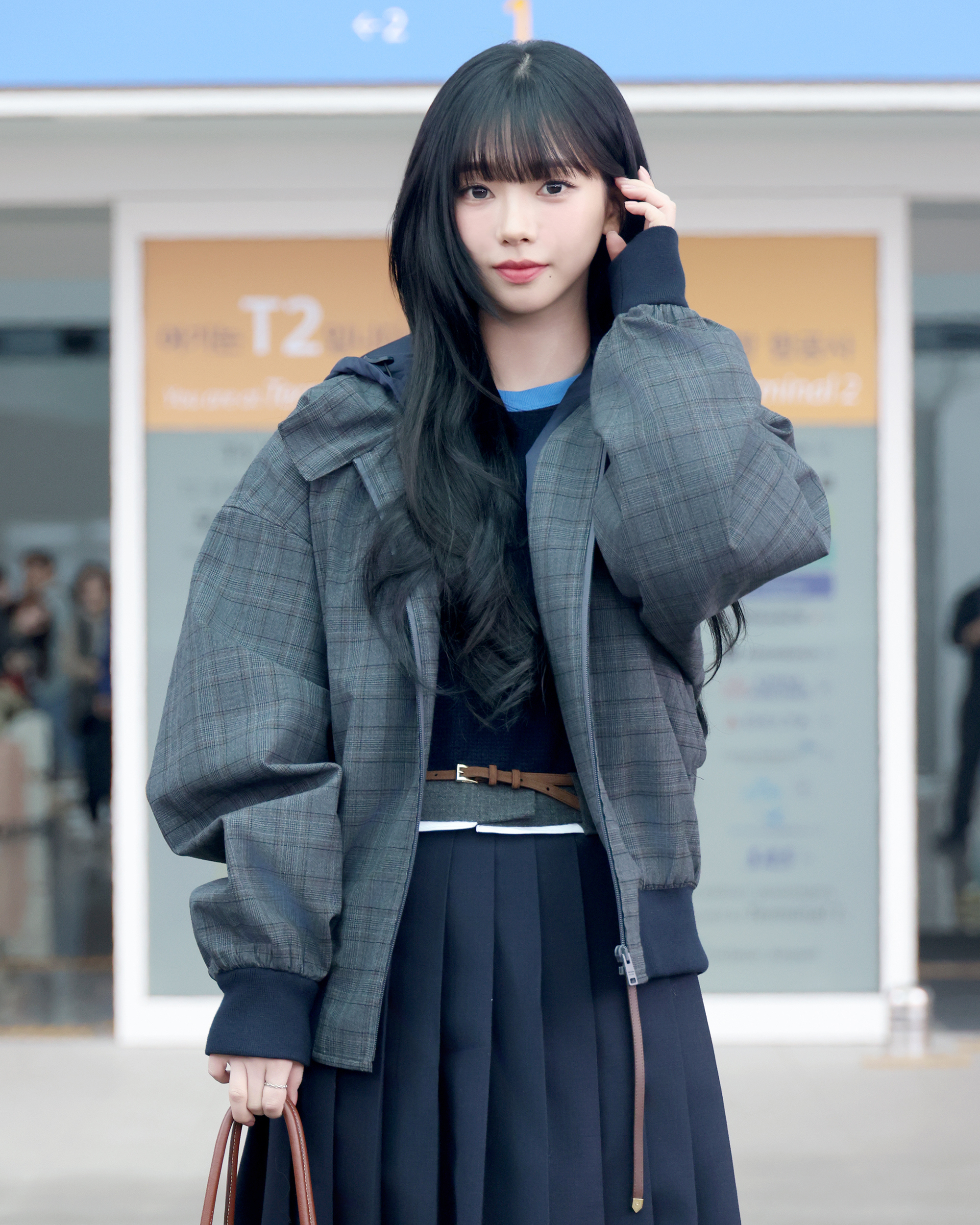 Karina以學院風路線現身機場。（PRADA提供）