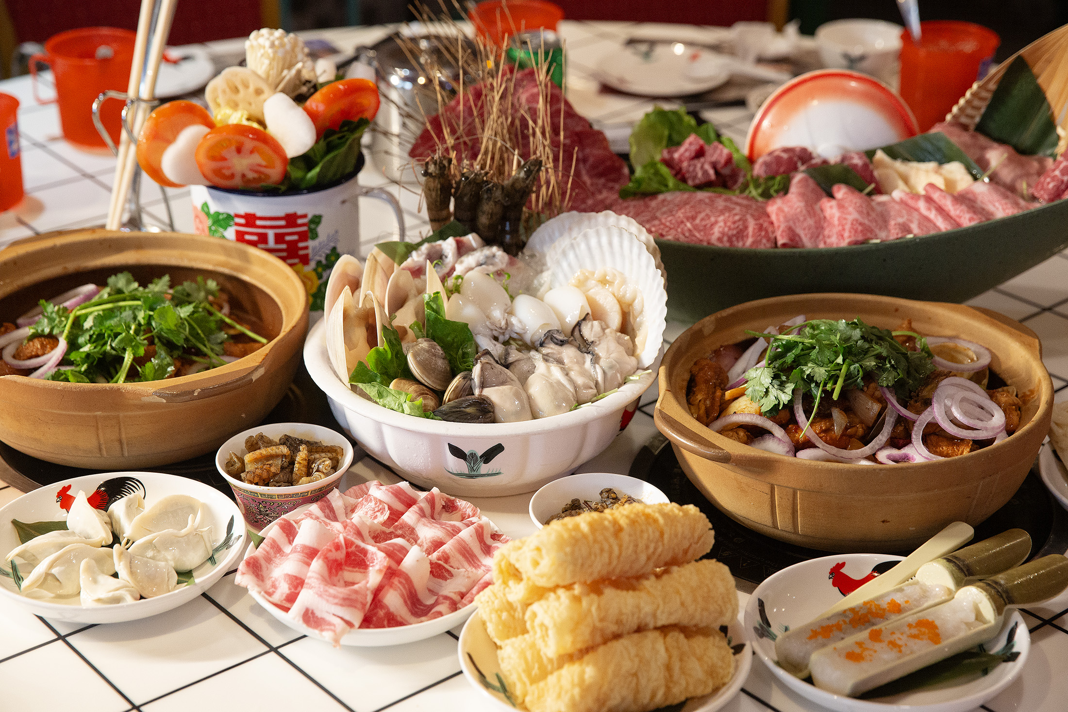 台灣人訪港最想做的事情就是吃美食，除了飲茶、燒鵝、煲仔飯，港旅局也推薦遊客品嘗香港獨有的雞煲火鍋、愛玲宴、圍村菜。