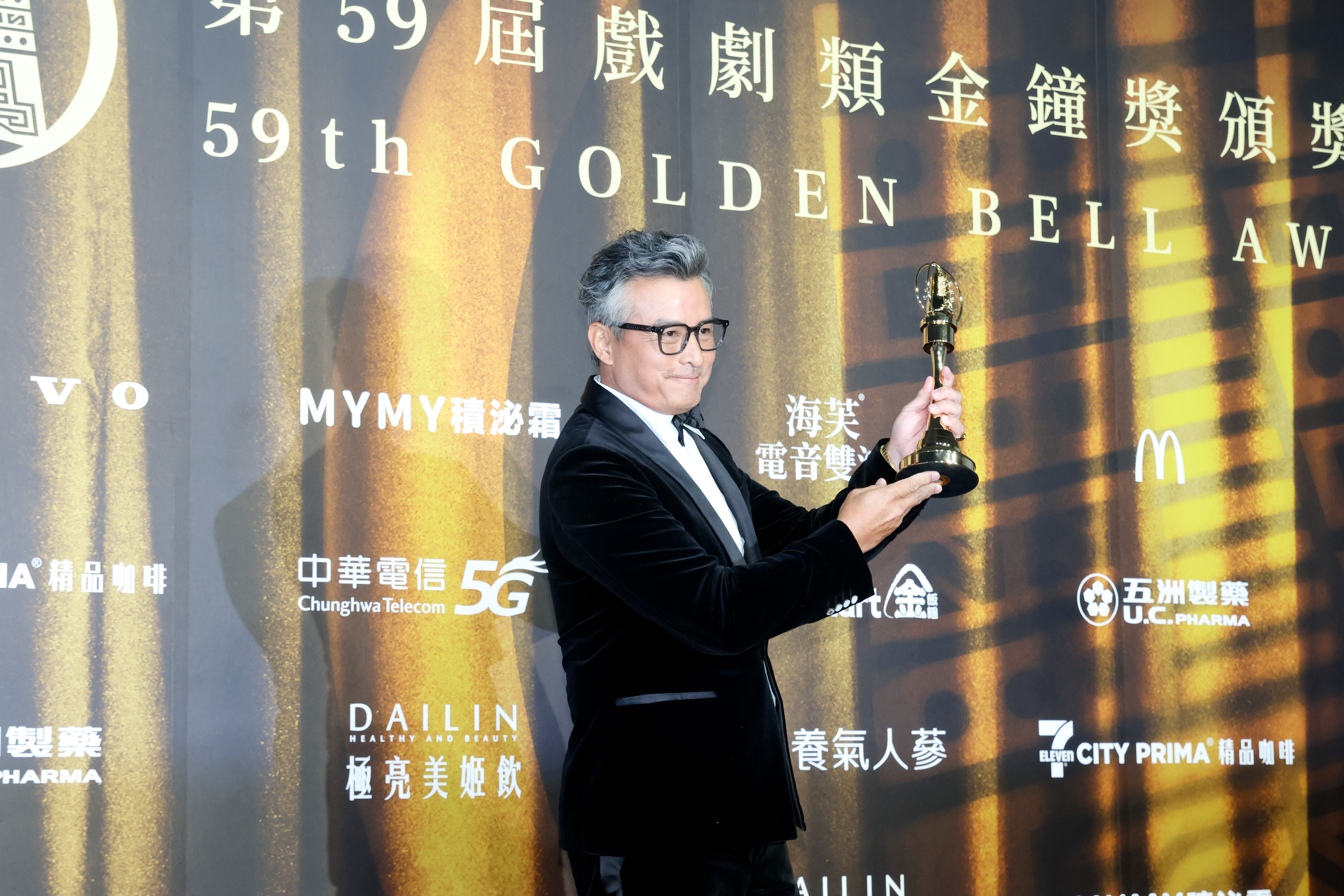 李銘順共拿下三座金鐘視帝、一座金鐘男配。