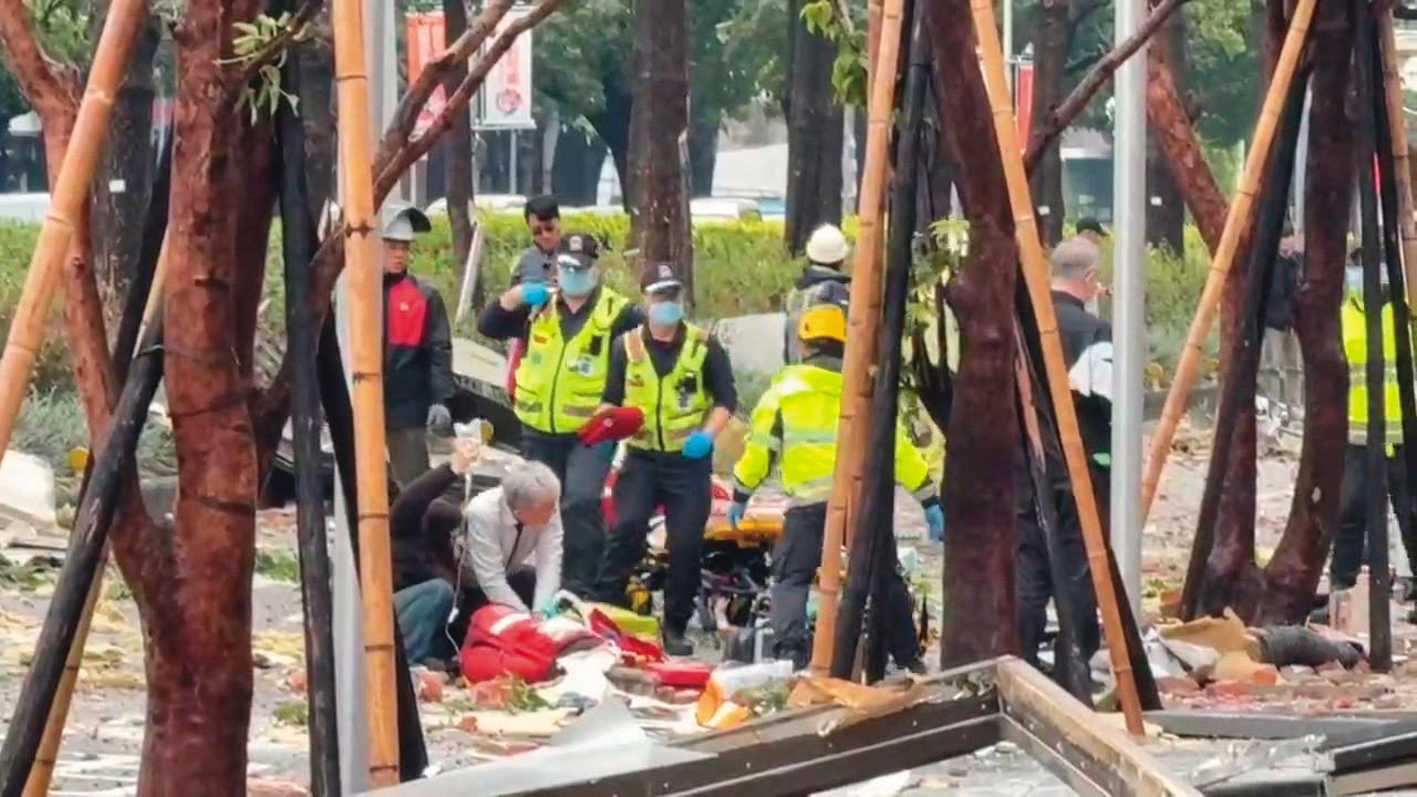 新光三越氣爆當下，旁邊工地的土木技師劉澤山（圖中白髮者），衝出來為傷者CPR。（民眾提供）