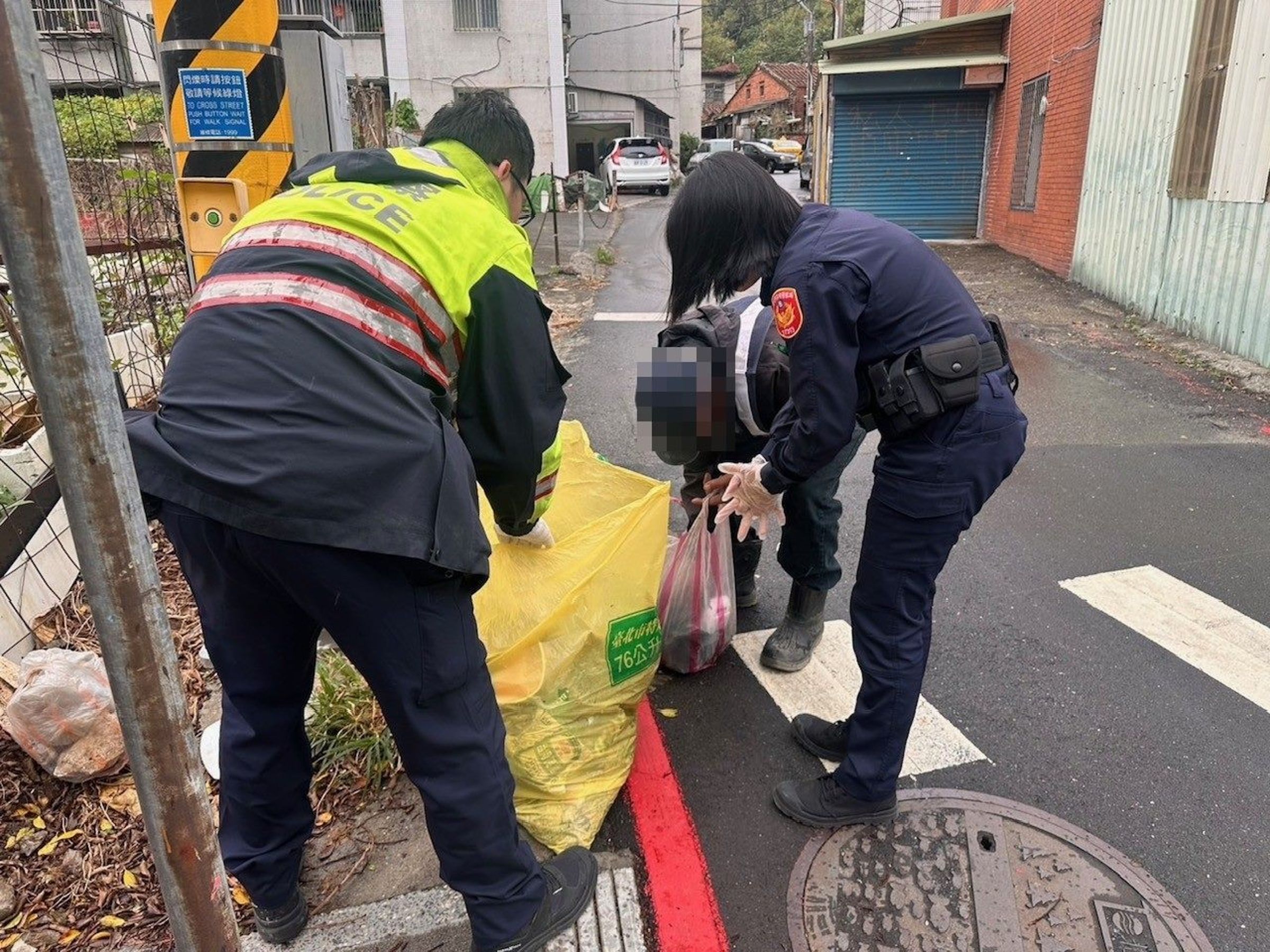 員警不顧垃圾堆已發出惡臭,與賴民一同翻找。(北投分局提供)