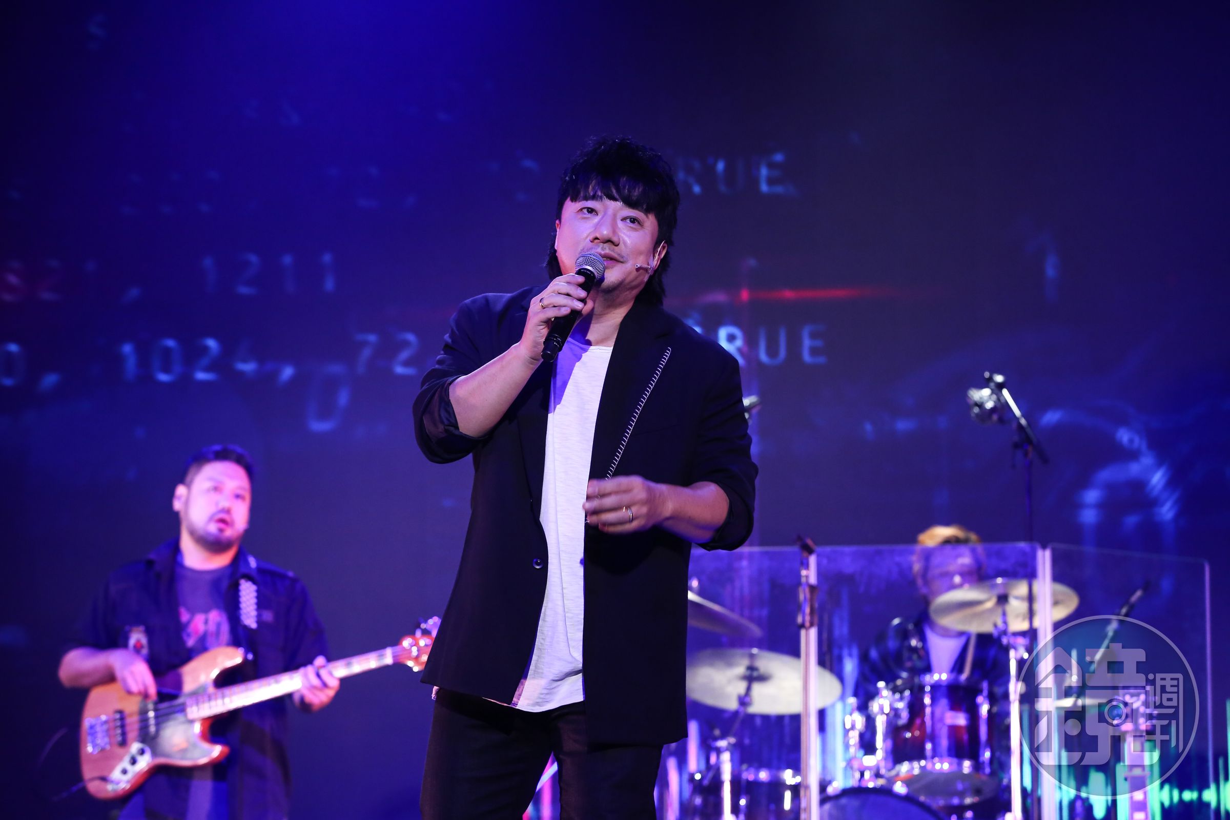 韓國歌手兼音樂劇演員裵起成曾演唱《二十五，二十一》OST，這次在《Volume Up》飾演酒吧老闆與社長。