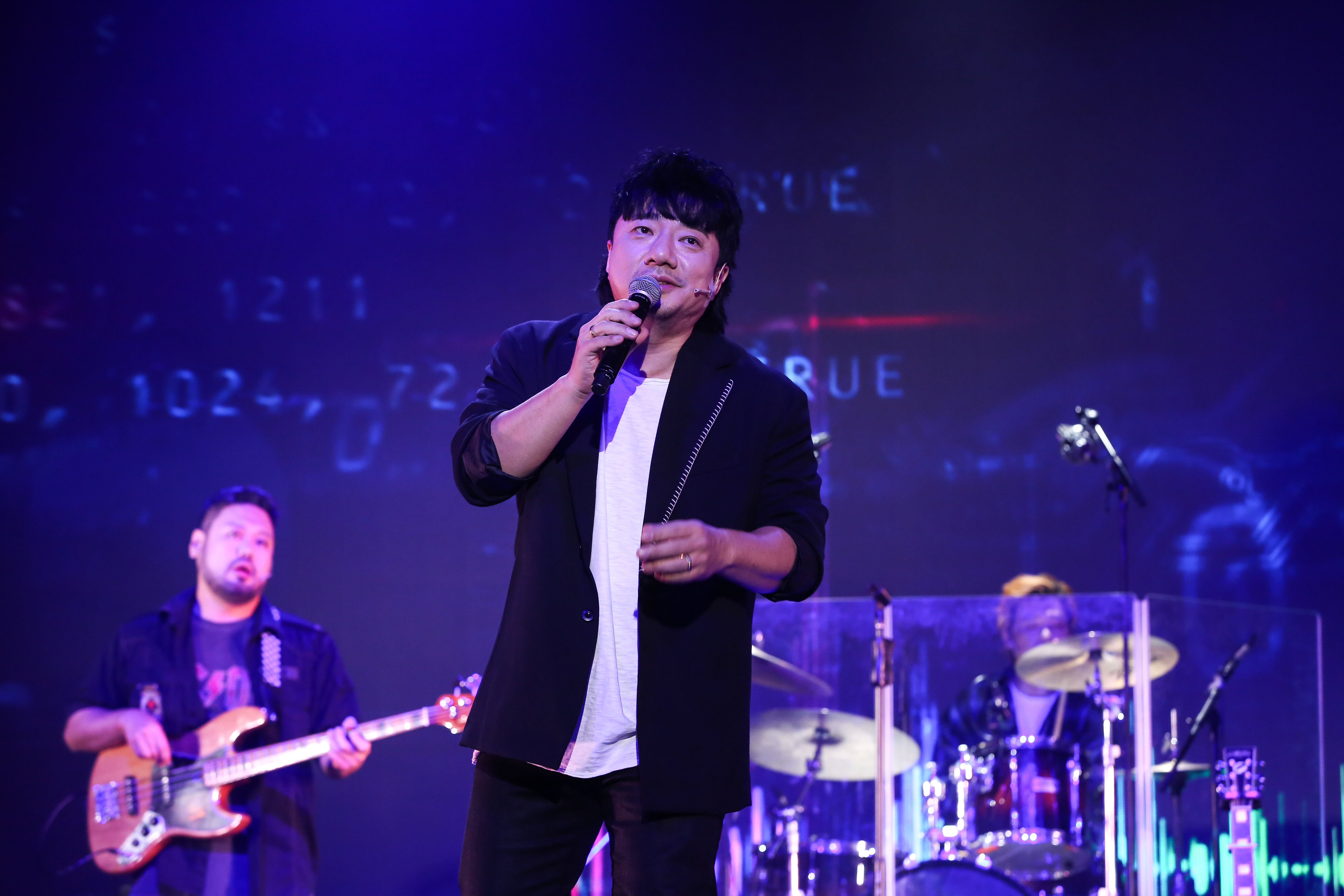 韓國歌手兼音樂劇演員裵起成曾演唱《二十五,二十一》OST,這次在《Volume Up》飾演酒吧老闆與社長。