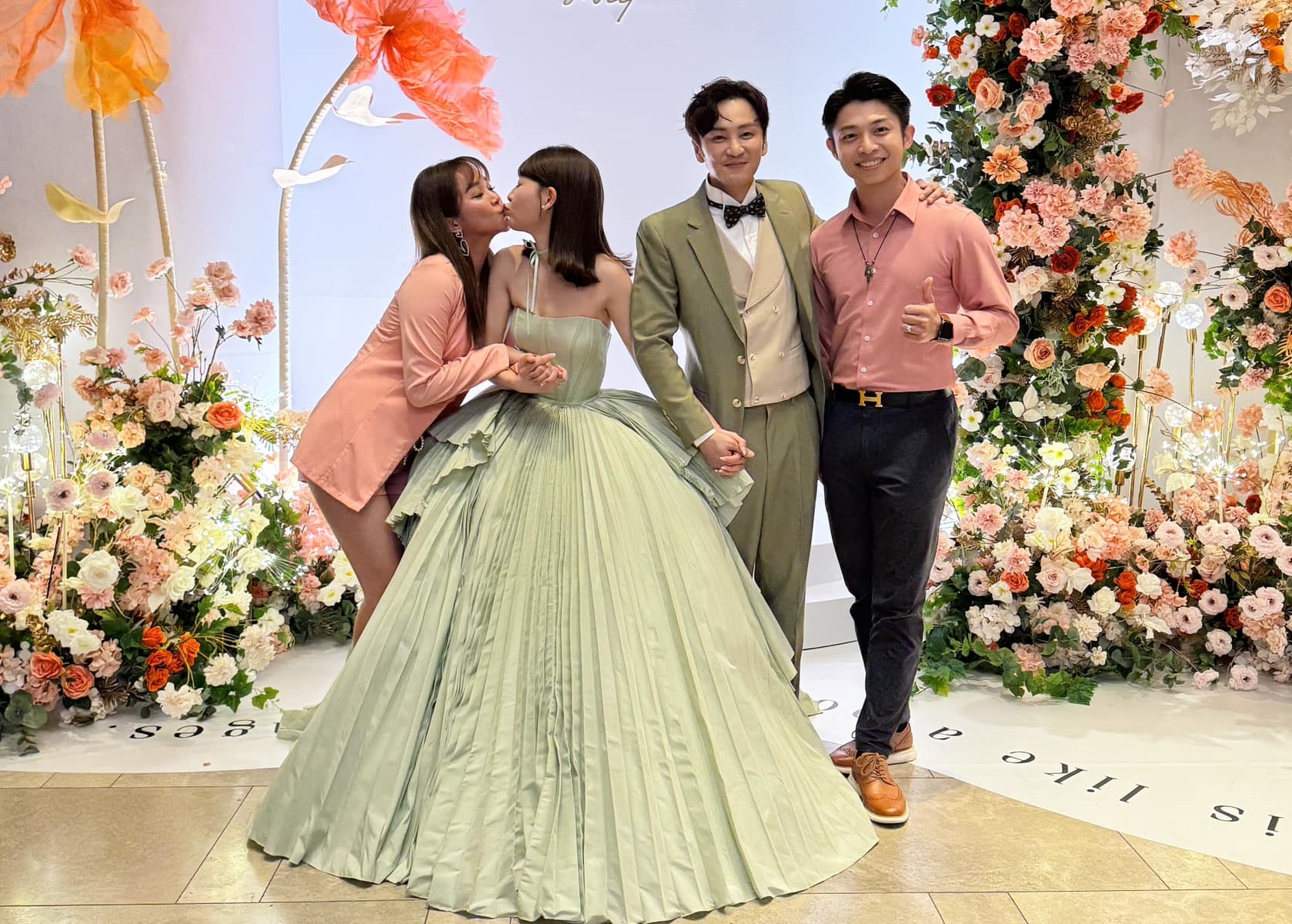 賴慧如與老公「見習」張書偉與謝京穎婚宴，讓夫妻倆決定席開百桌宴客。（翻社自賴慧如臉書）