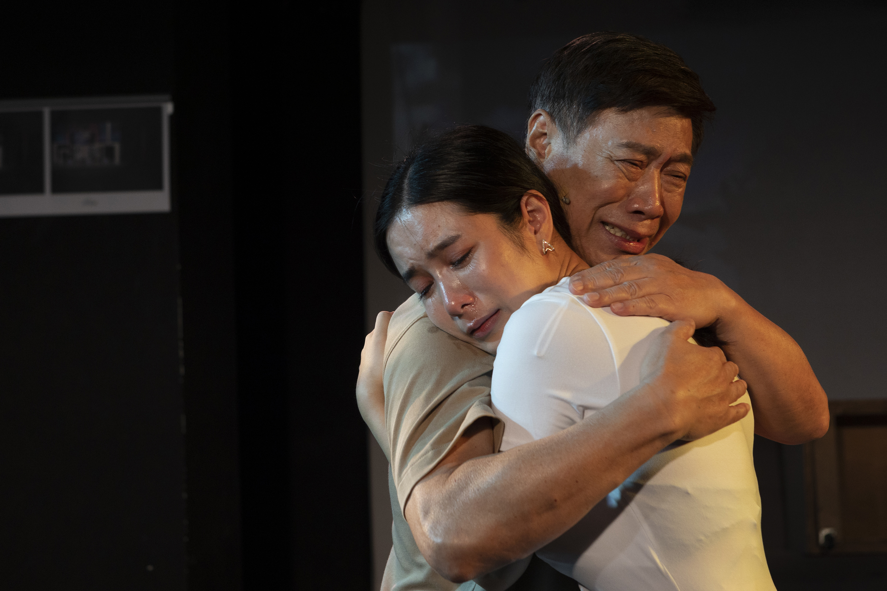 《男言之隱》温貞菱（右）與朱陸豪在劇中的父女之情表現令人動容。（故事工廠提供）