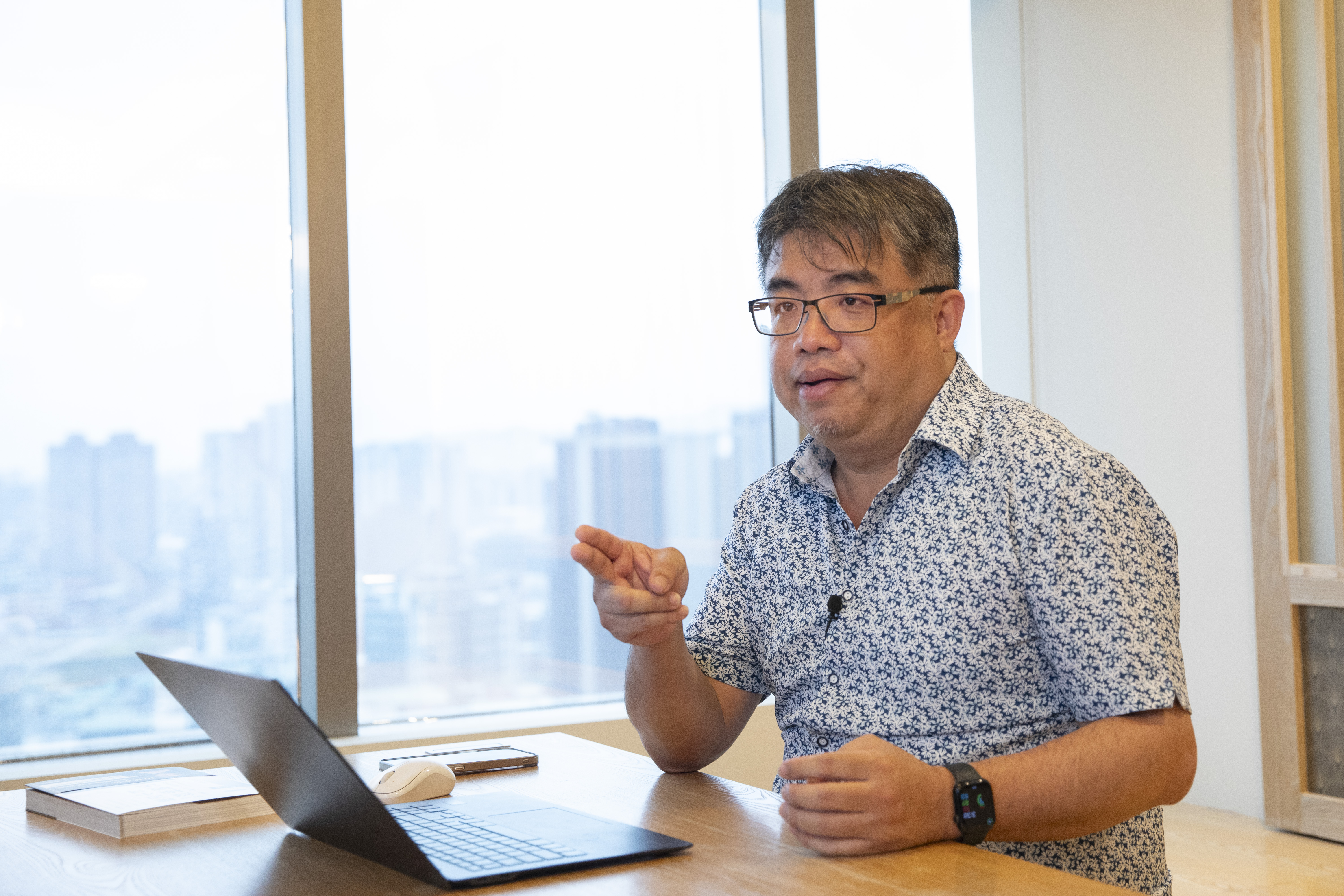 關稅股災台股開盤跌停，權證小哥忙著布局認售權證，創造獲利。