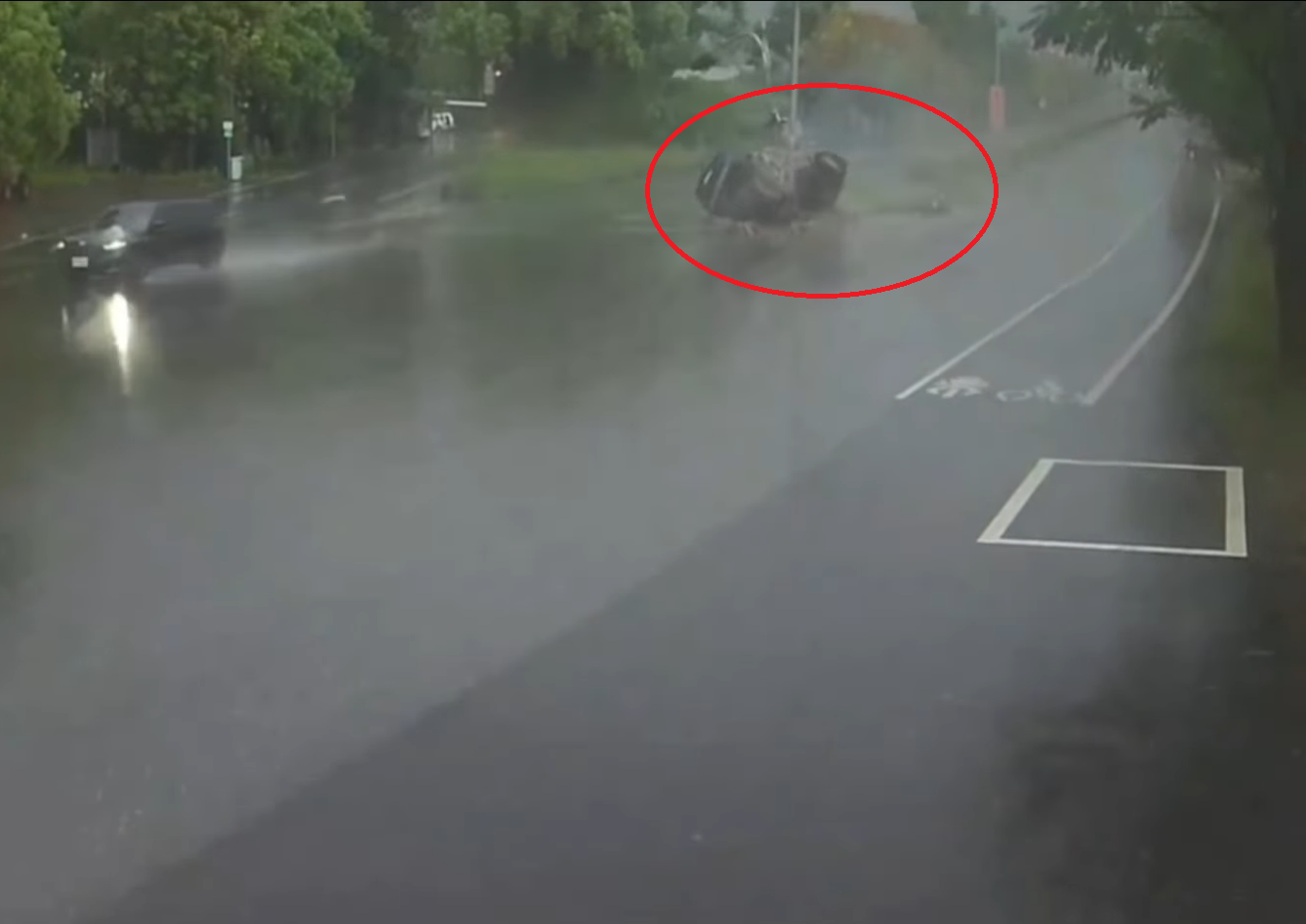 警車疑似天雨路滑失控，撞上分隔島。（翻攝自記者爆料網YouTube頻道）