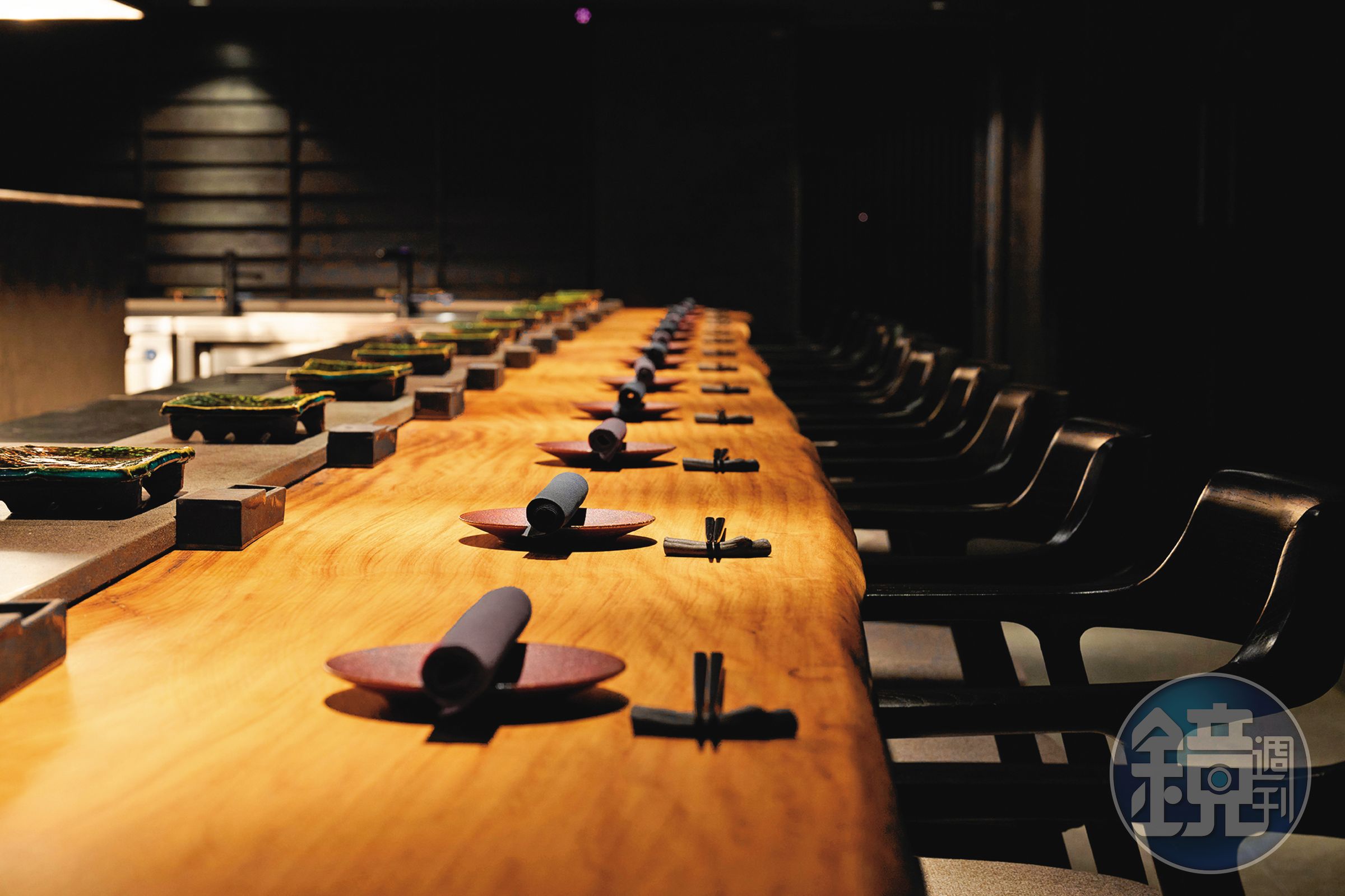 「fumée」的用餐區延續大阪本店設計,座位圍繞著烤檯,讓客人欣賞主廚專注烤肉的神情。