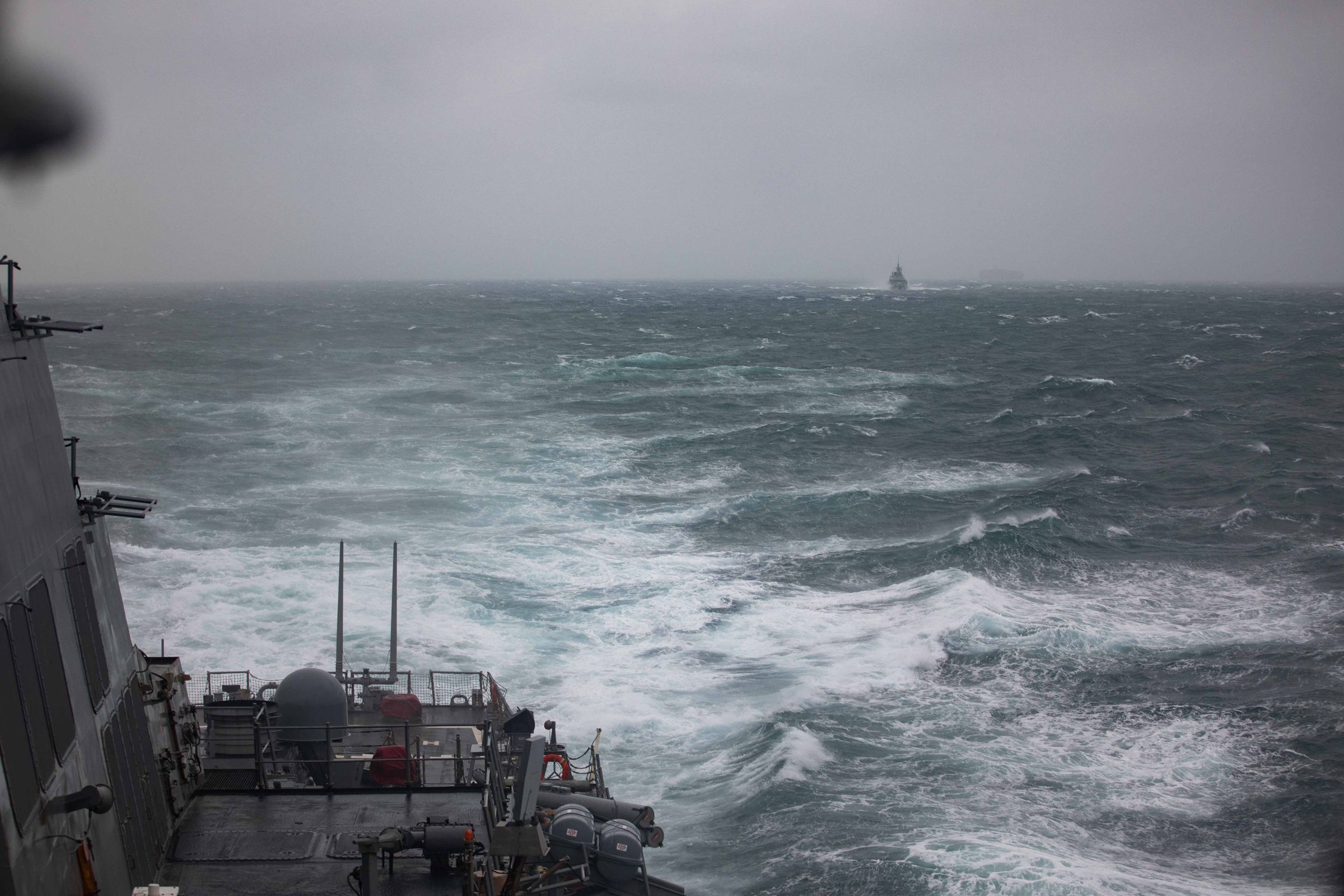 美國海軍伯克級飛彈驅逐艦「希金斯號」及加拿大海軍哈利法克斯級巡防艦「溫哥華號」於20日例行性通過台灣海峽。(翻攝自X@US7thFleet)