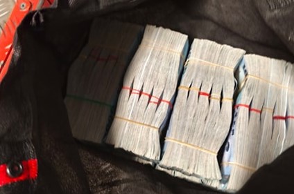 越南籍胡姓移工本月7日搭乘台鐵遺留400萬現鈔在車廂。（翻攝臉書「湯瑪士的日常」）