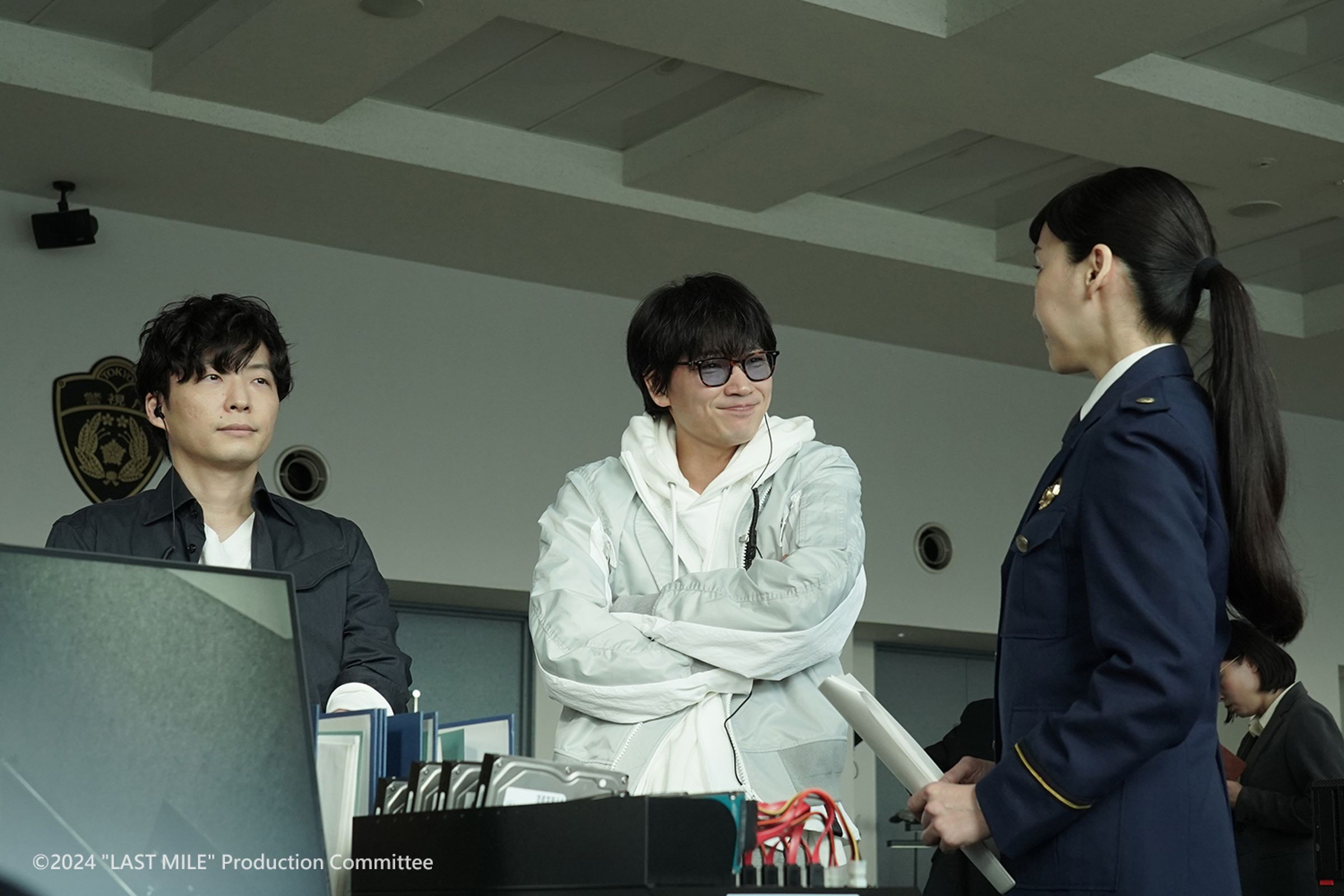 《LAST MILE：全面引爆》與人氣影集《法醫女王》《MIU404》共享世界觀，綾野剛、星野源參與辦案。（車庫娛樂提供）
