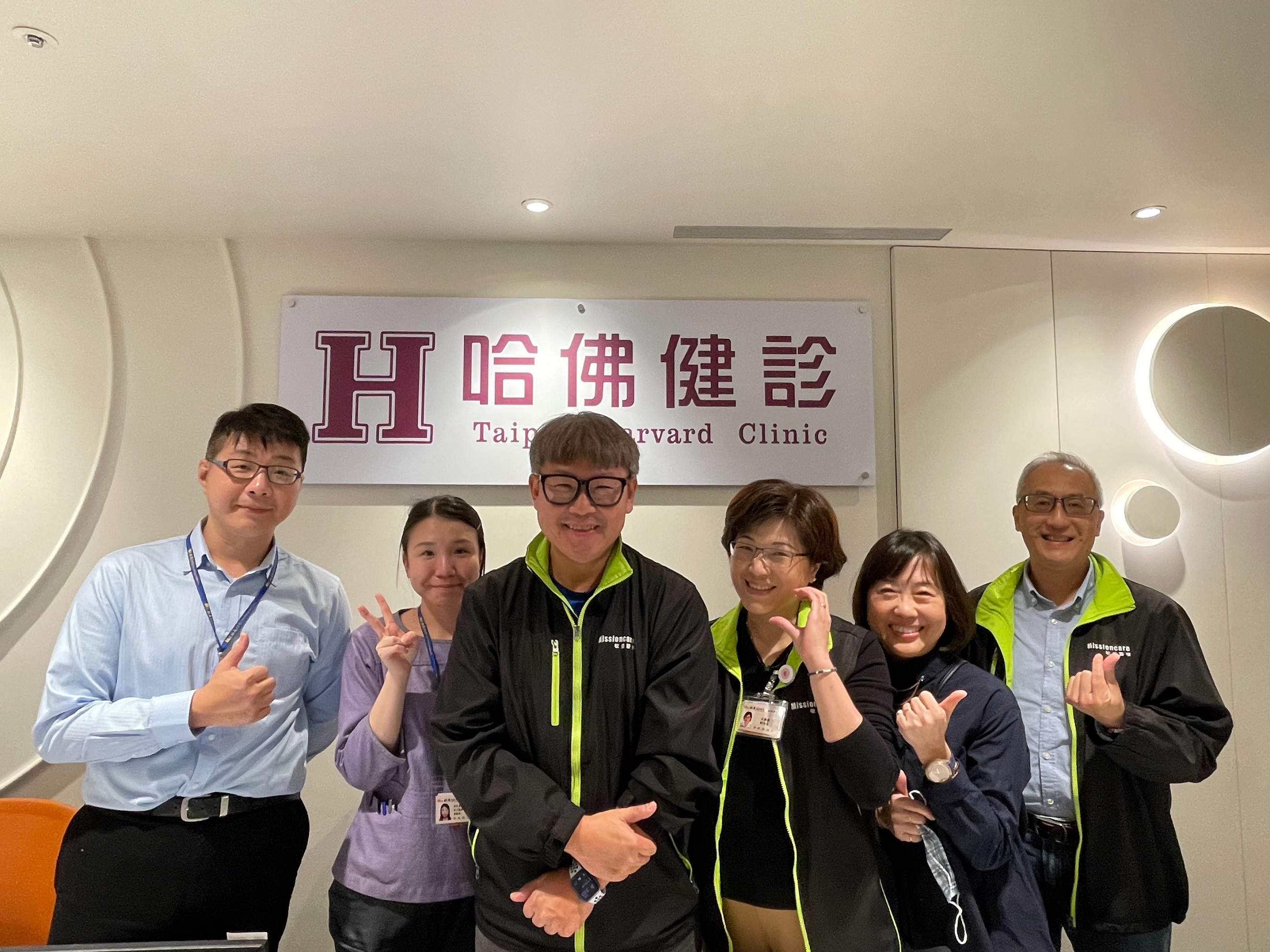 敏盛執行長暨盛弘董事長楊弘仁（左3）表示，政府積極推動「健康台灣」政策，這與集團的智慧健康照護生態系統的概念不謀而合。（盛弘提供）