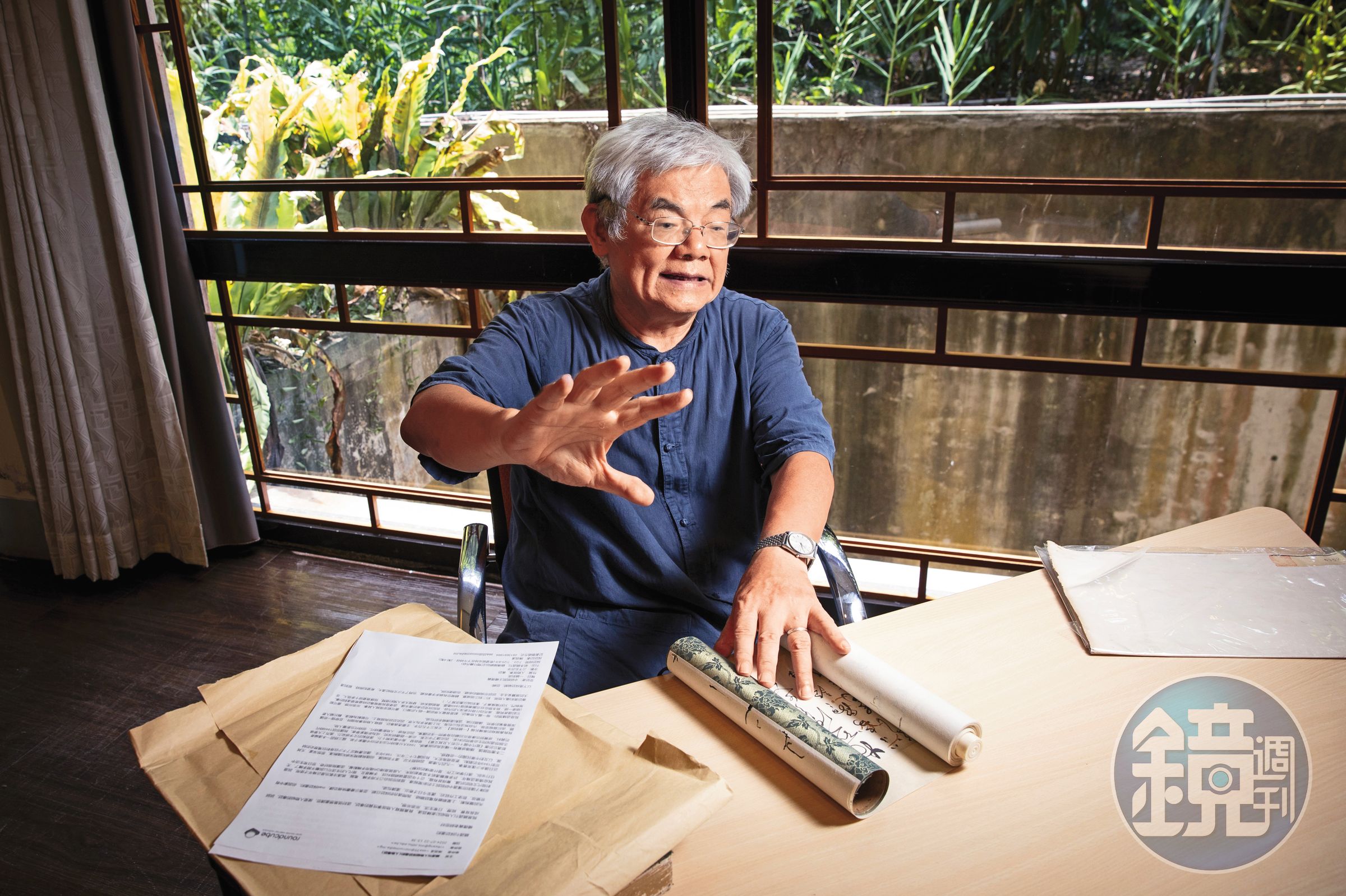楊儒賓解讀文物上的歷史典故時，神情很是專注。