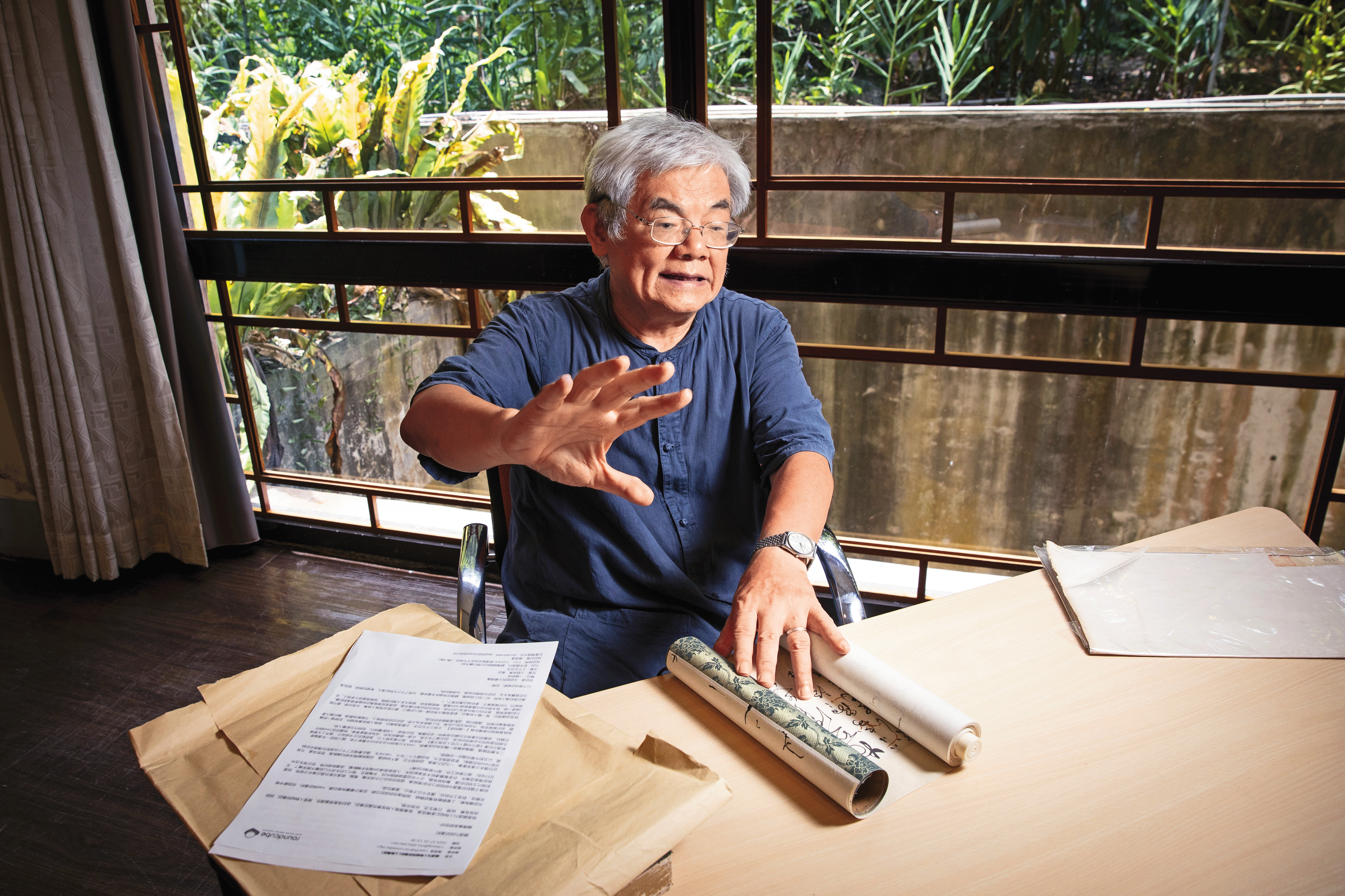 楊儒賓解讀文物上的歷史典故時,神情很是專注。